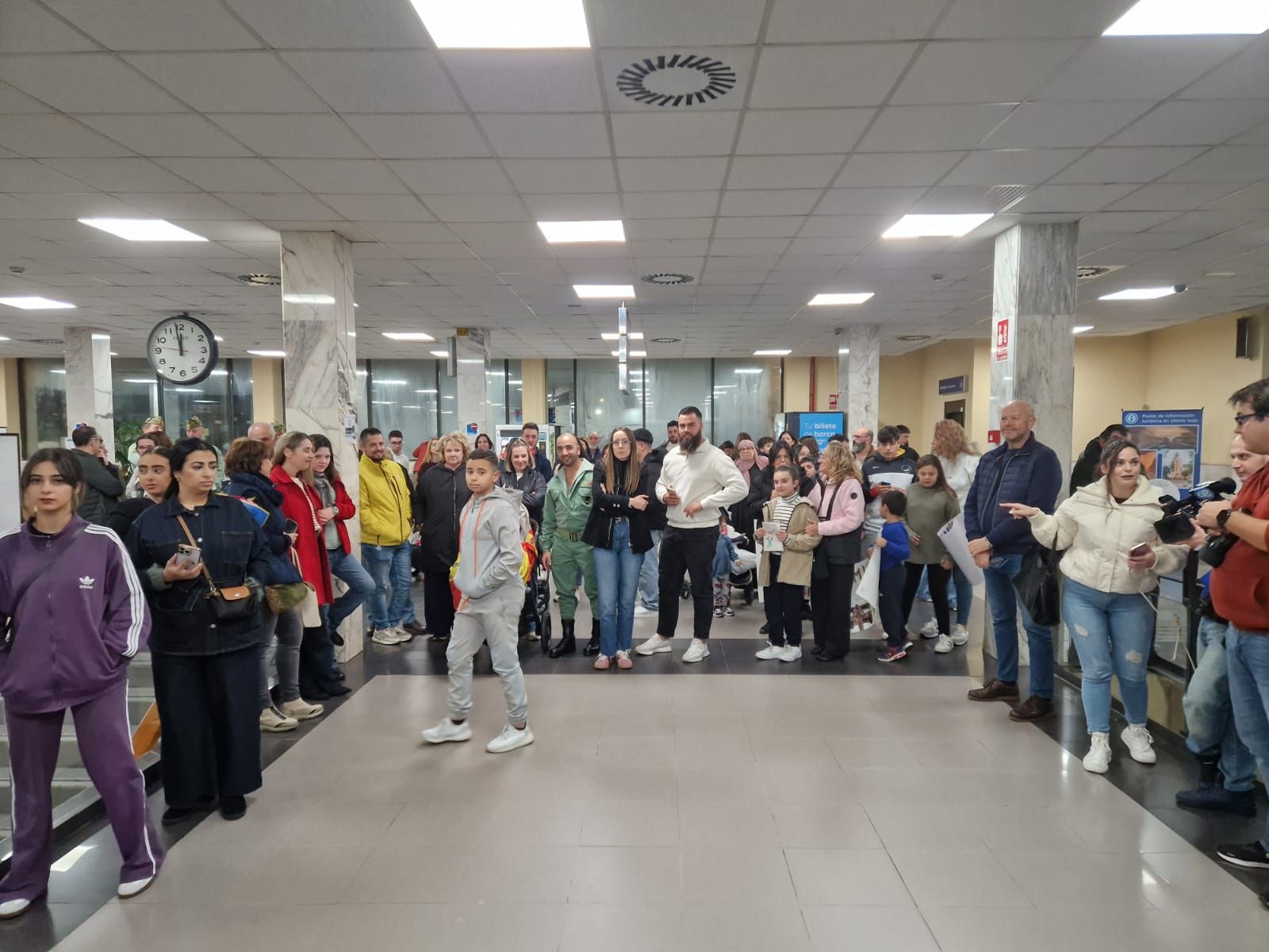 FOTOGALERÍA | De Irak a los brazos de su gente: fotogalería del regreso de la COMGECEU