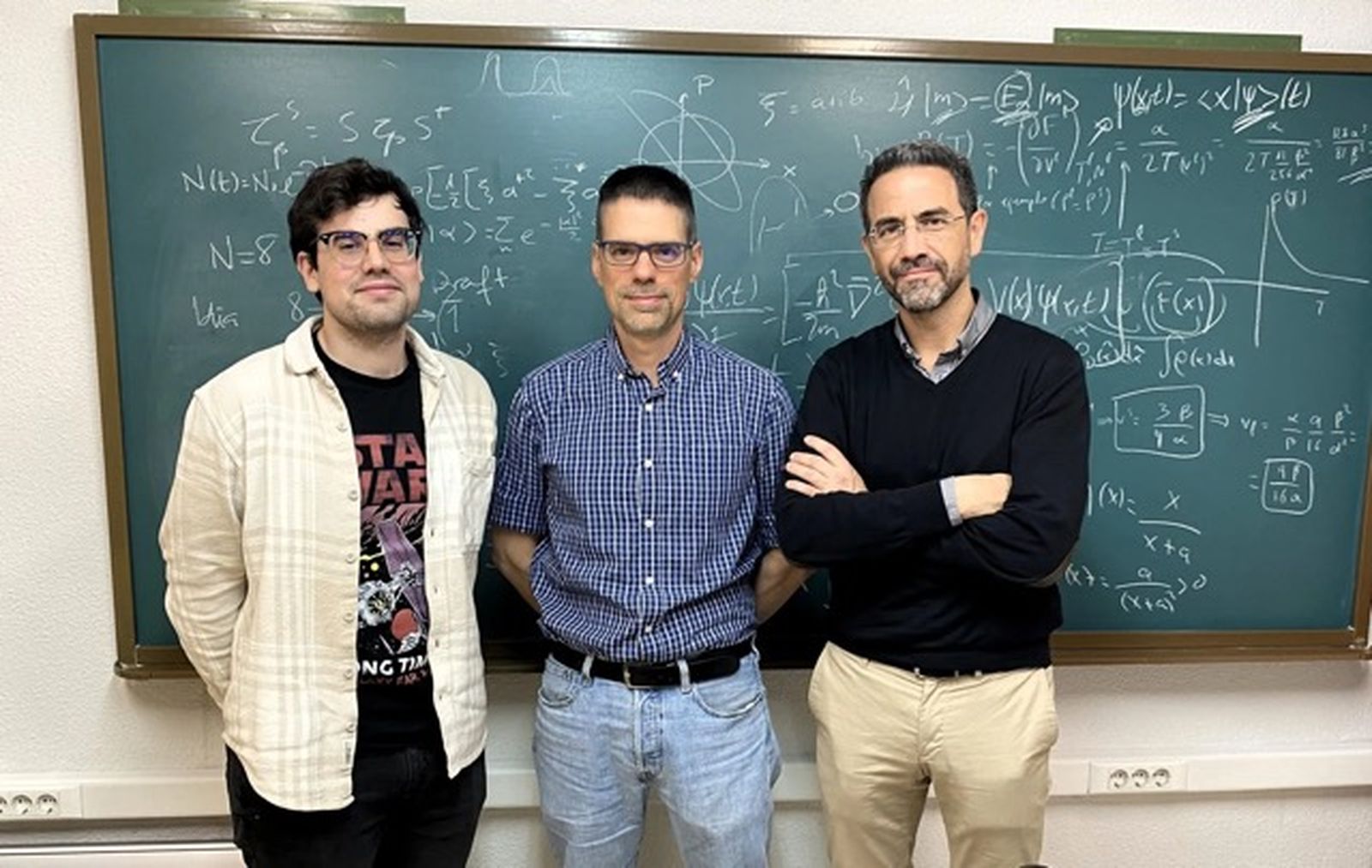 Los tres físicos teóricos de la UGR que llevaron a cabo la investigación publicada en 'Physical Review E’