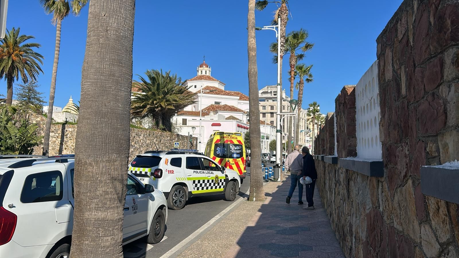 Vehículos de la Policía Local y los servicios de emergencias junto al taxi implicado en el atropello de este lunes en la Ribera