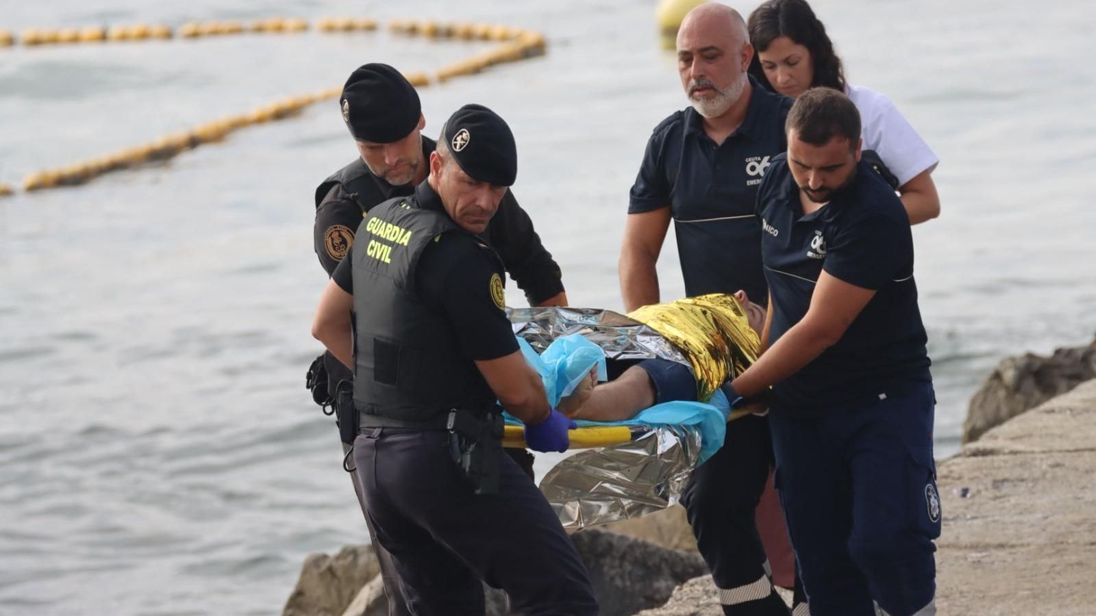 Servicios de emergencia atendiendo a un migrante con hipotermia.
