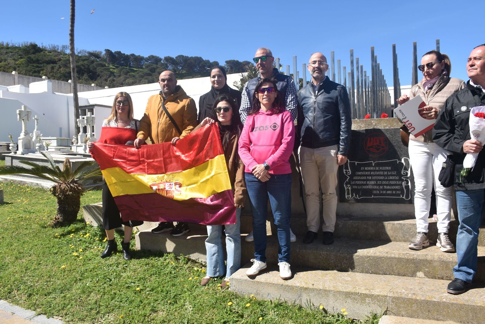 Los miembros de la UGT, con la bandera republicana y varias flores ante la fosa común del cementerio