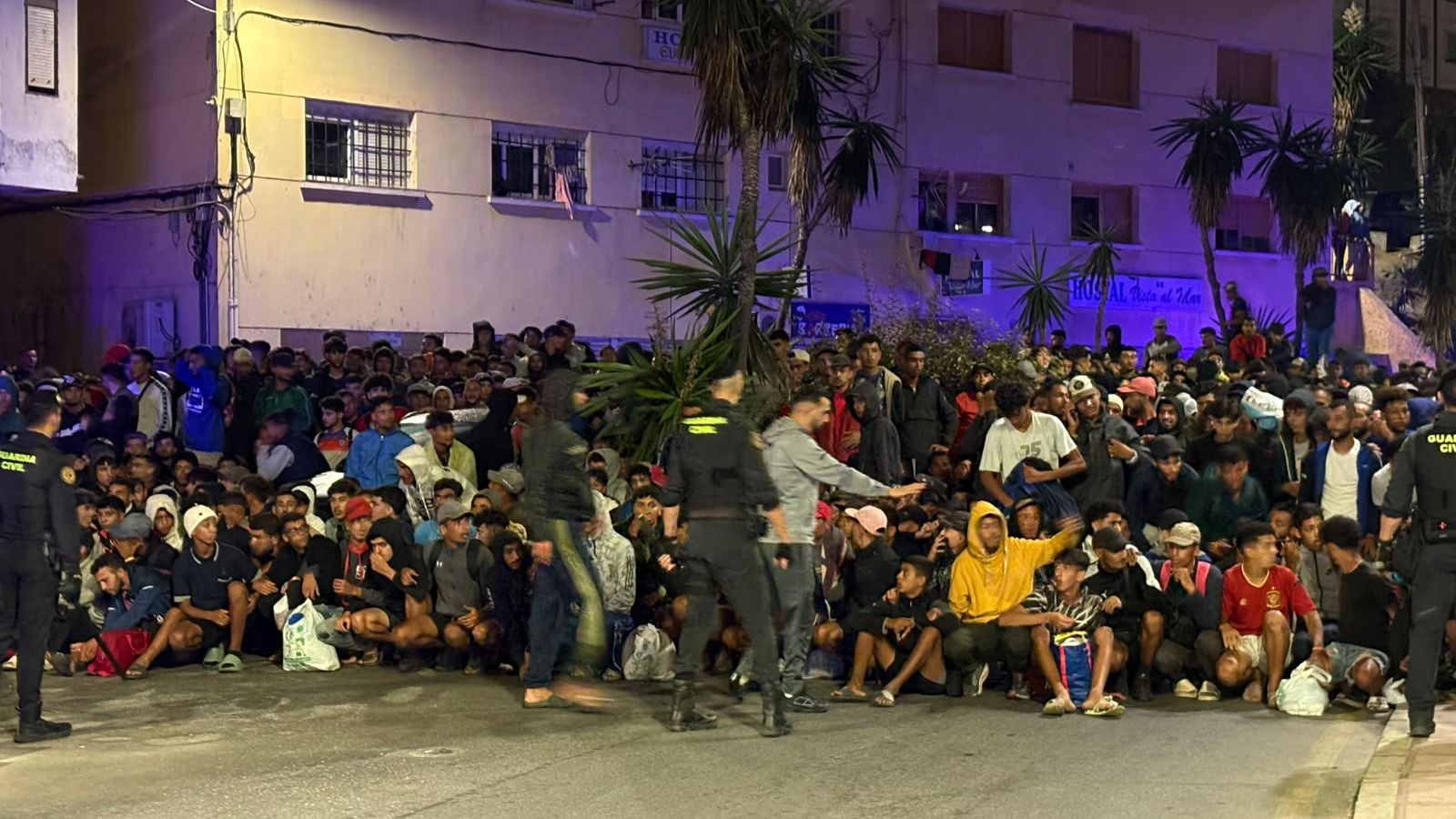 Comienza el traslado de los migrantes de Benítez y el Trampolín al centro temporal del puerto