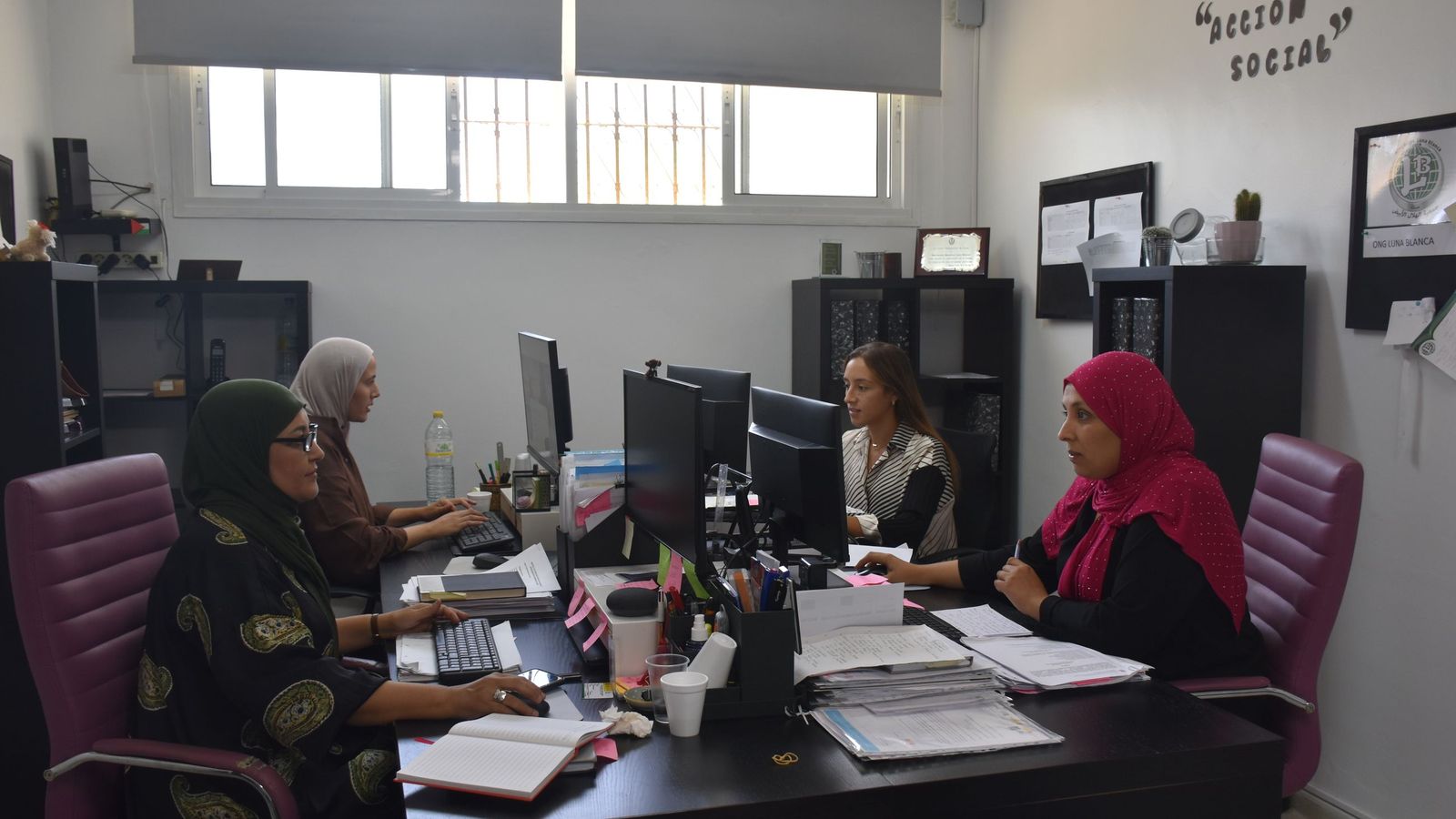 Trabajadoras de la ONG Luna Blanca en su oficina