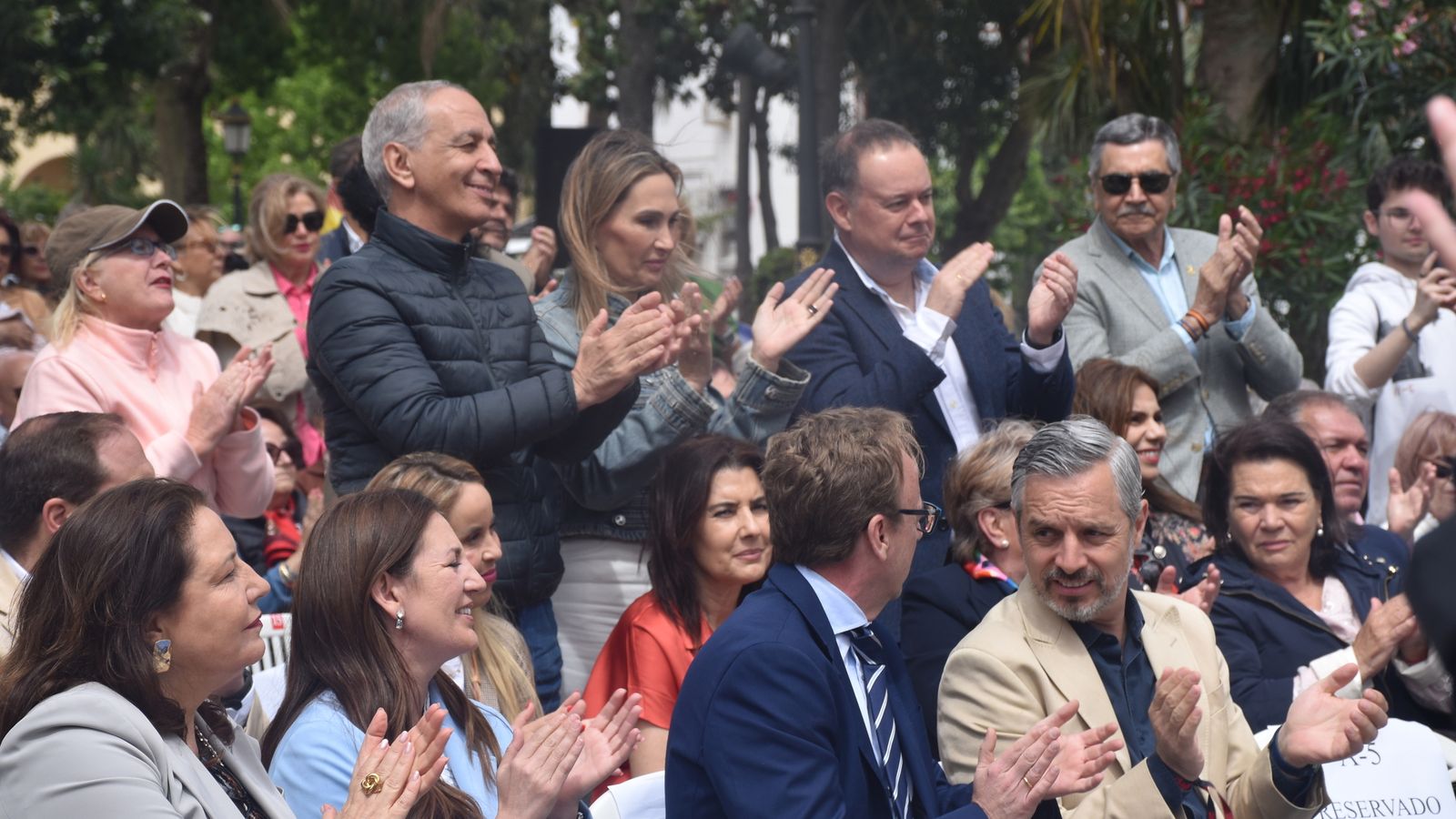 Los senadores y el doputado del PP por Ceuta, en pie durante el acto por el Día de Europa en la Plaza de África