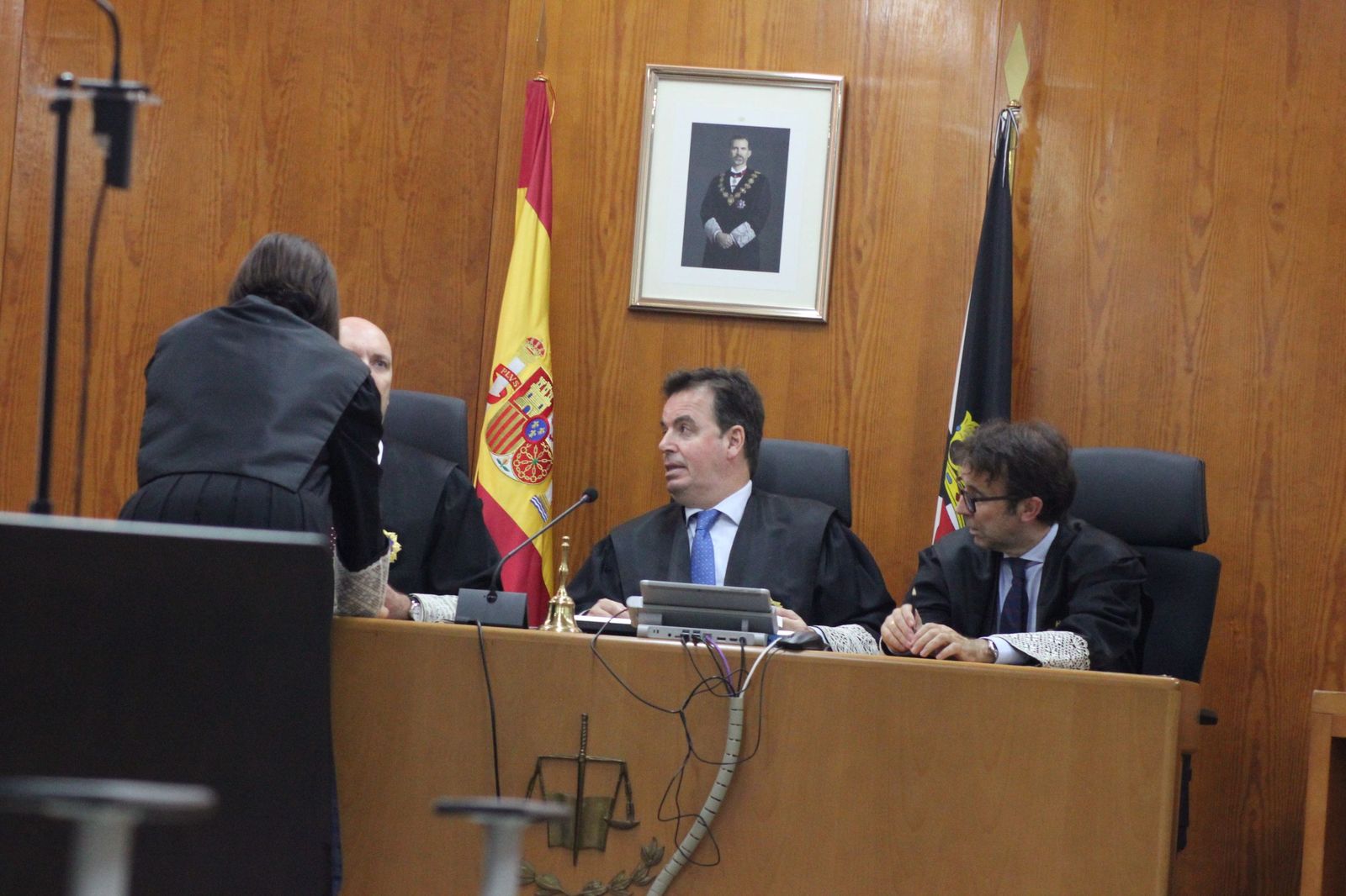 La fiscal conversa con el tribunal de la Audiencia.