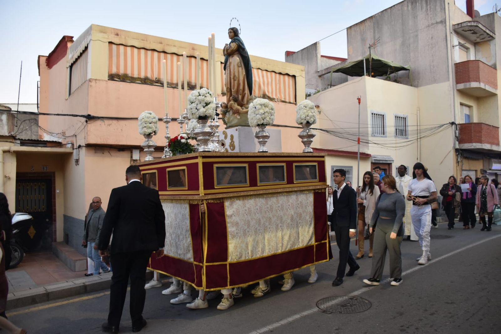 La Virgen de la Inmaculada procesiona por su barrio de Hadú
