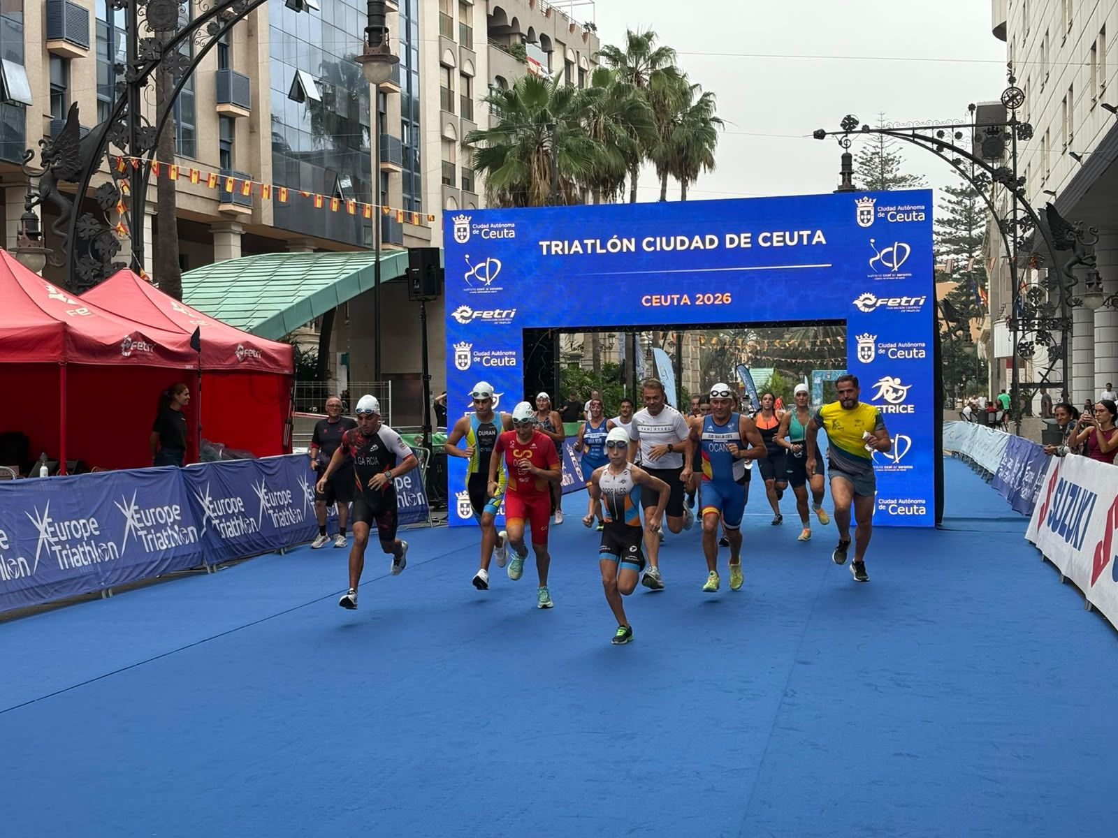 Los aficionados al triatlón en Ceuta se reúnen para participar en el Acuatlón Popular 'Juan Mur' y en la Phoenix Kids Triathlon