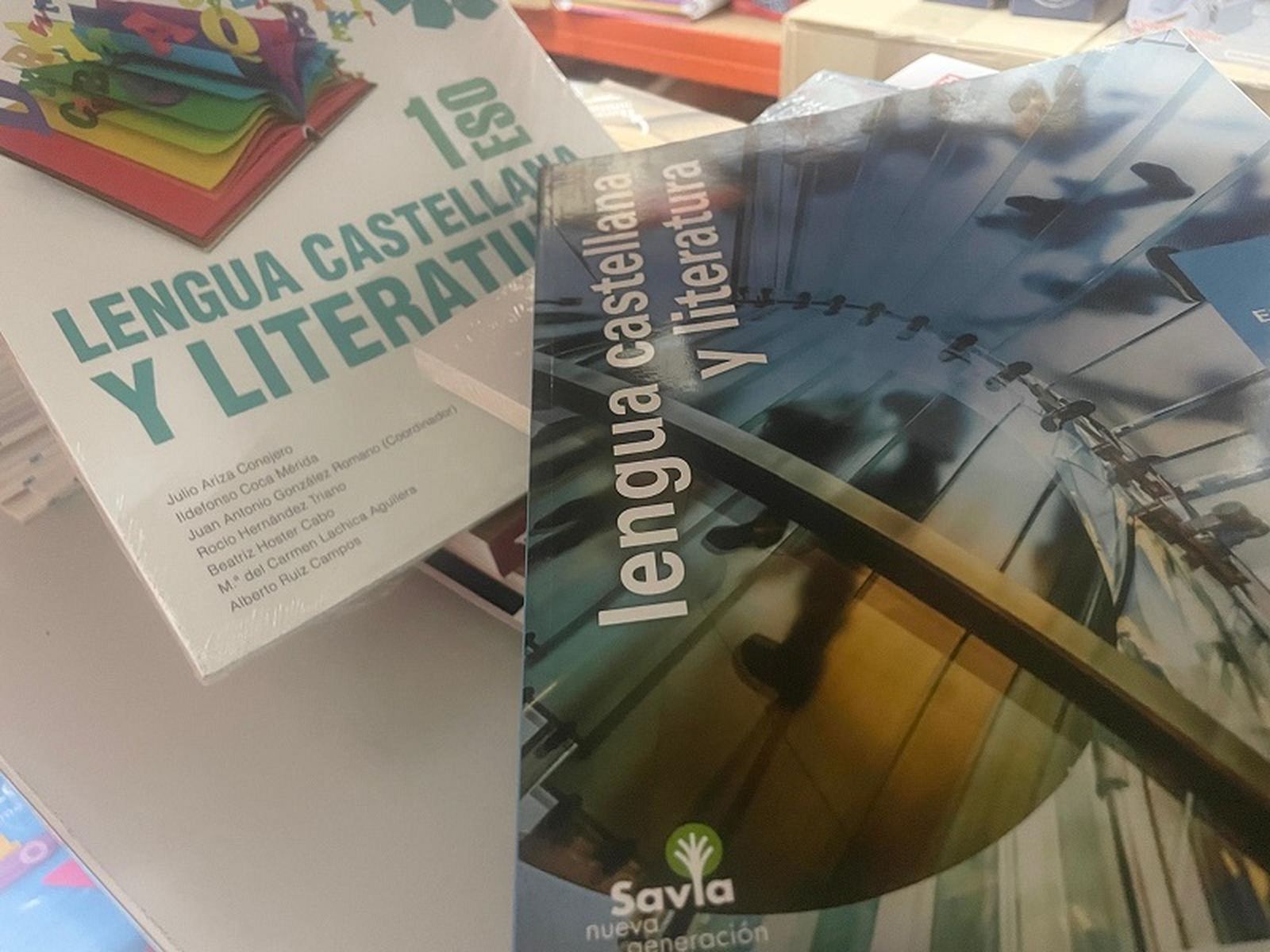 Ejemplares de los manuales de Lengua Castellana y Literatura de Primero de ESO. / FOTO REDUAN