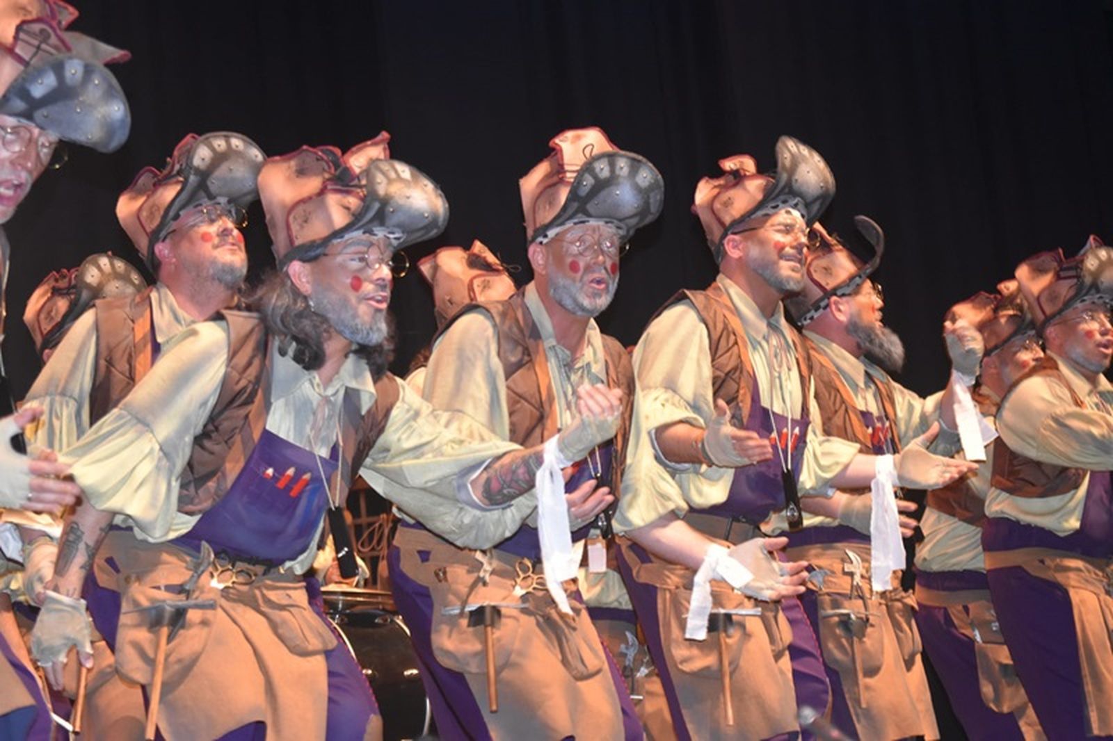 `Los lengüeta´ obtuvieron el primer premio en comparsa del COAC 2024. / FOTO NICOL´S