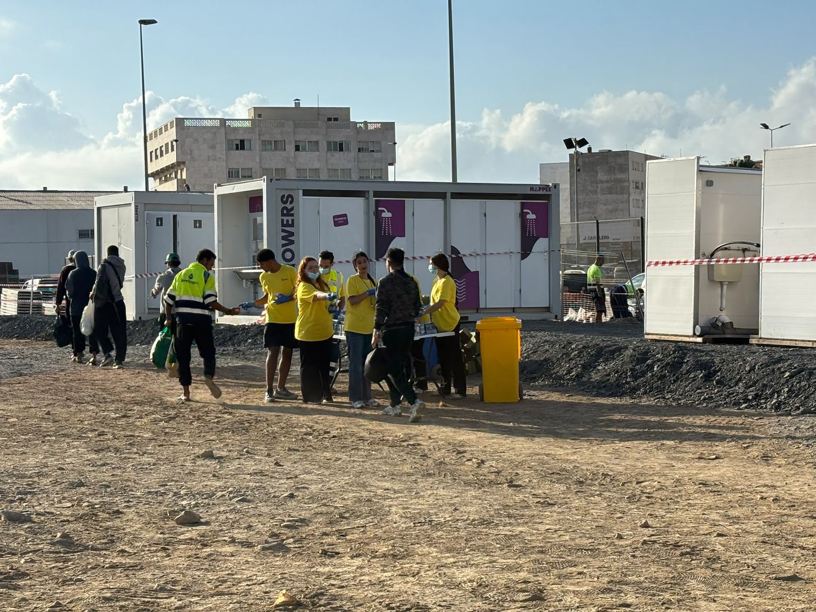 Tenso traslado  de más de  3.000 migrantes de las playas de Ceuta a un nuevo centro temporal