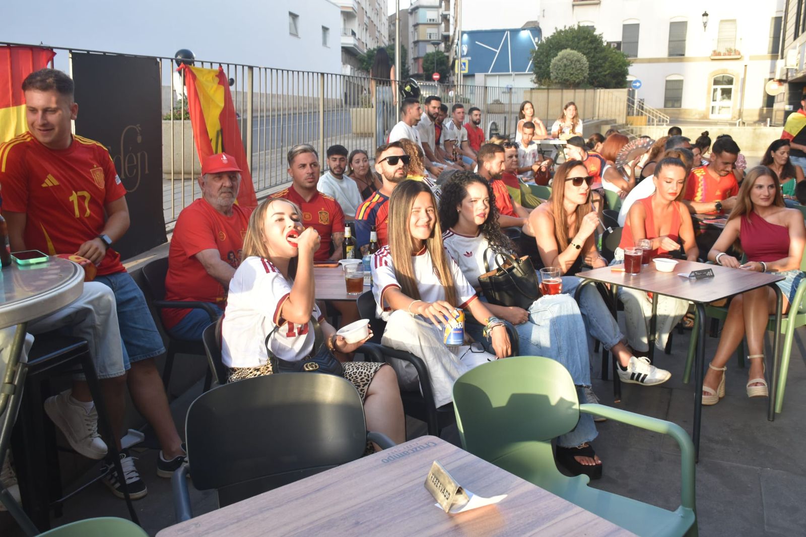 Ceuta se vuelca con España y pinta de rojo y amarillo La Ribera