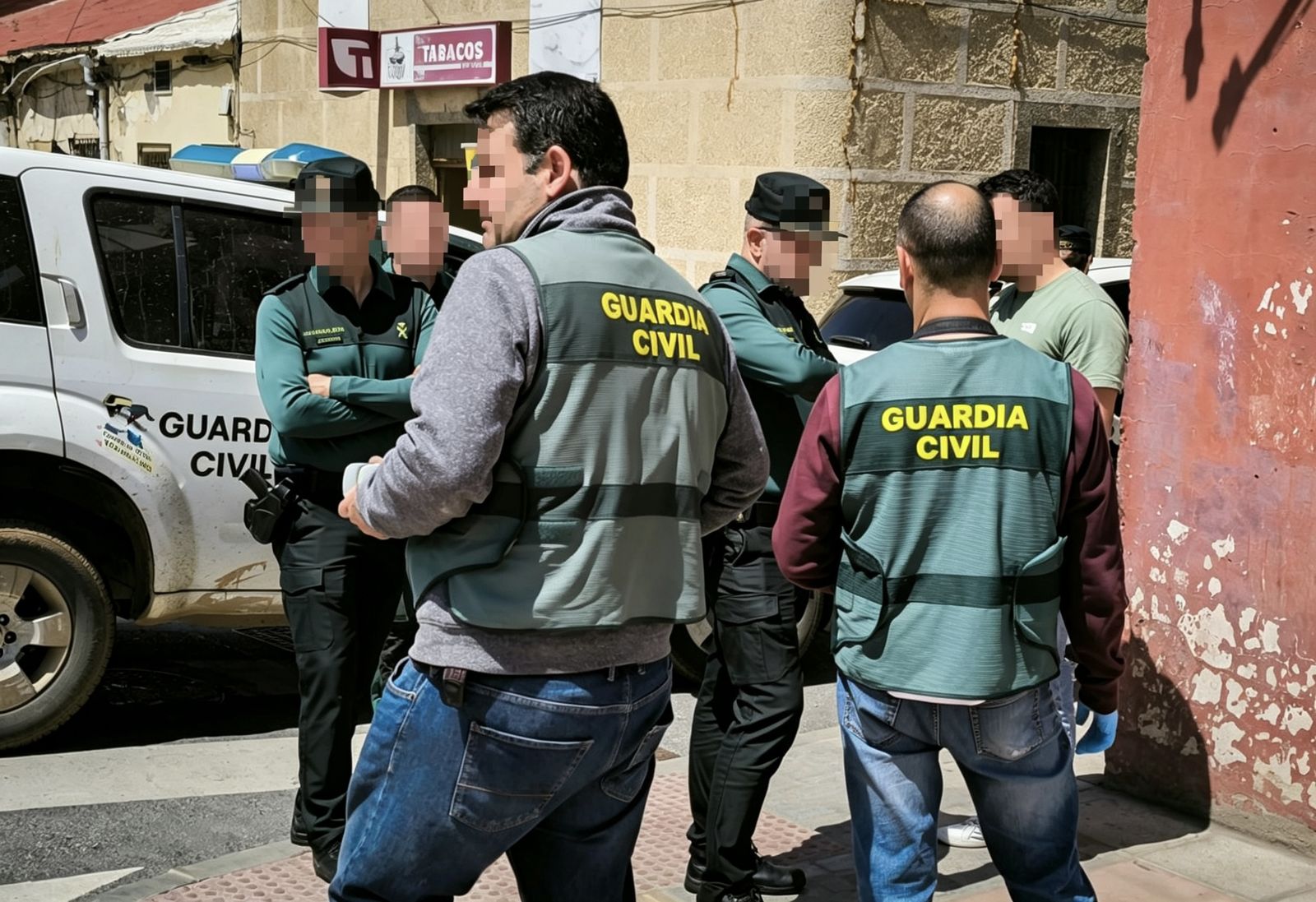 La Guardia Civil encuentra una pistola en una tienda de alimentación frente a la antigua capilla de la Almadraba