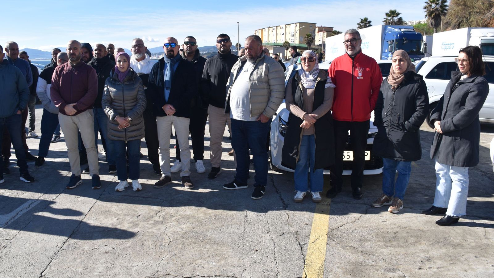 Los taxistas durante un minuto de silencio que guardaron por las víctimas del accidente en Aldamuz