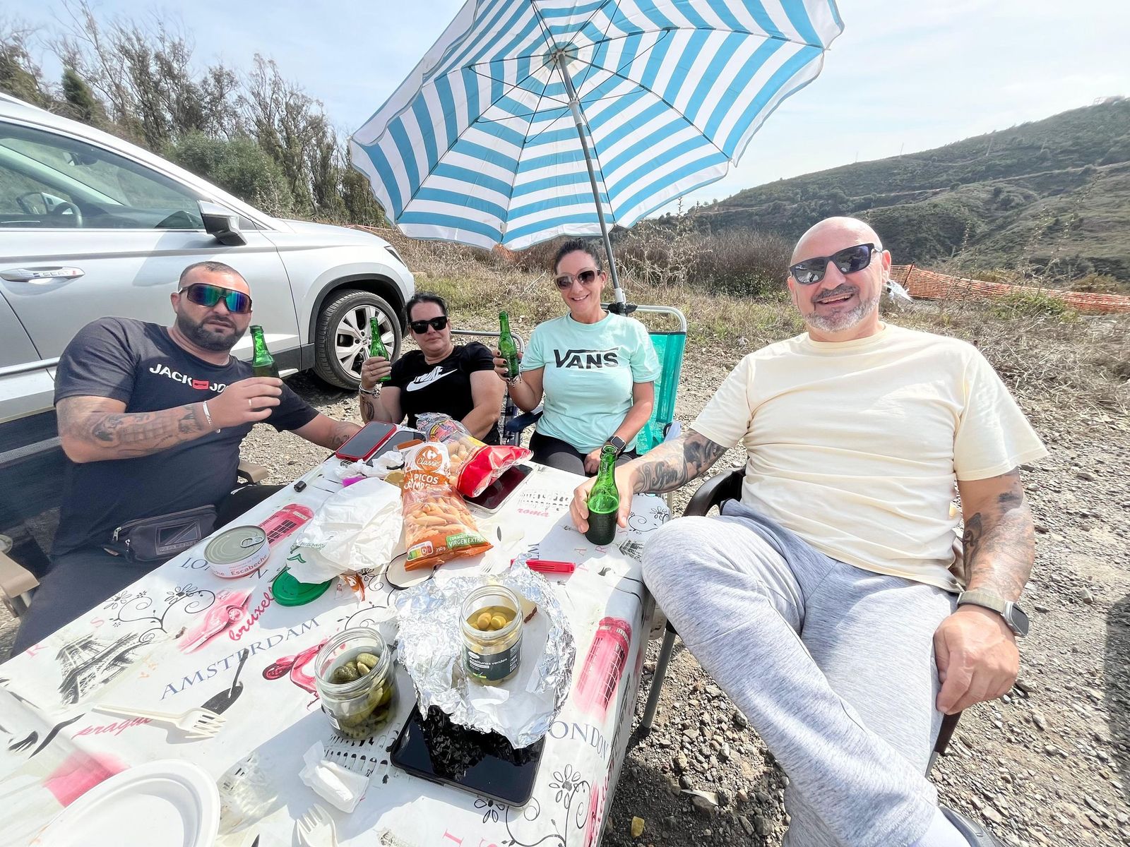Una Mochila vivida con un ojo puesto en la preservación del entorno natural Una Mochila vivida con un ojo puesto en la preservación del entorno natural