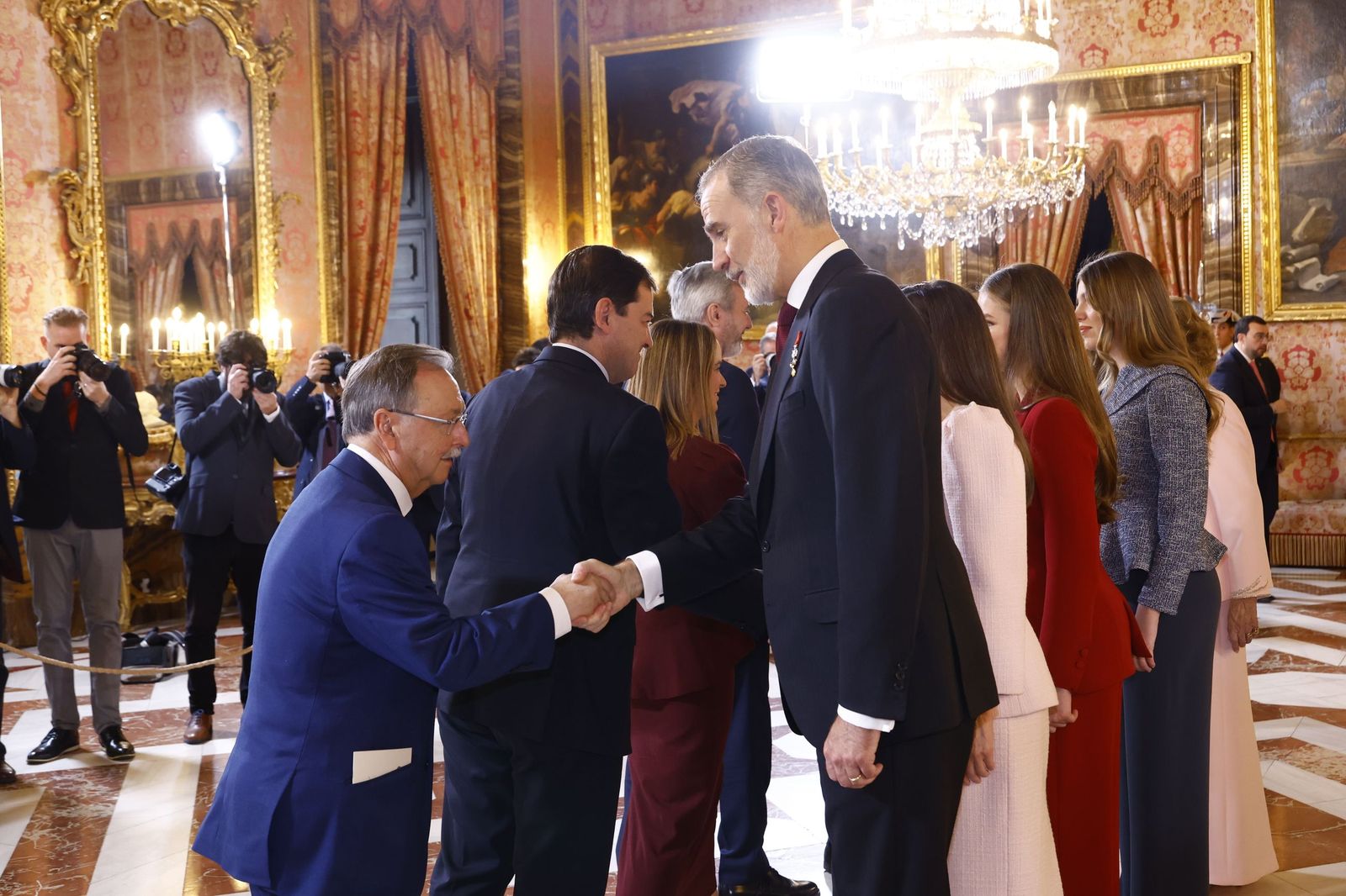 Juan Vivas saluda al rey Felipe VI en el acto por el 50 aniversario de la monarquía parlamentaria española