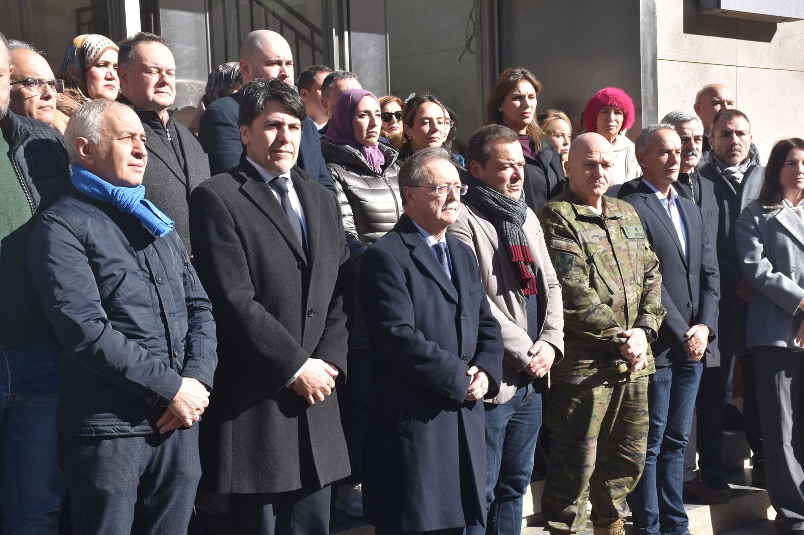 Autoridades civiles y militares durante el minuto de silencio guardado por la tragedia ferroviaria de Córdoba
