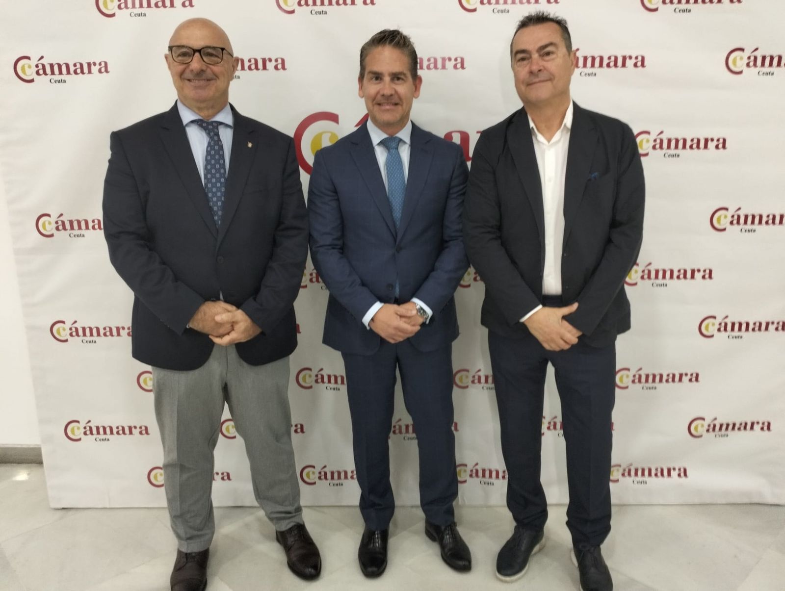 El consejero Nicola Cecchi, el presidente de la Cámara, Karim Bulaix, y el director de "Computing", Ambrosio Rodríguez