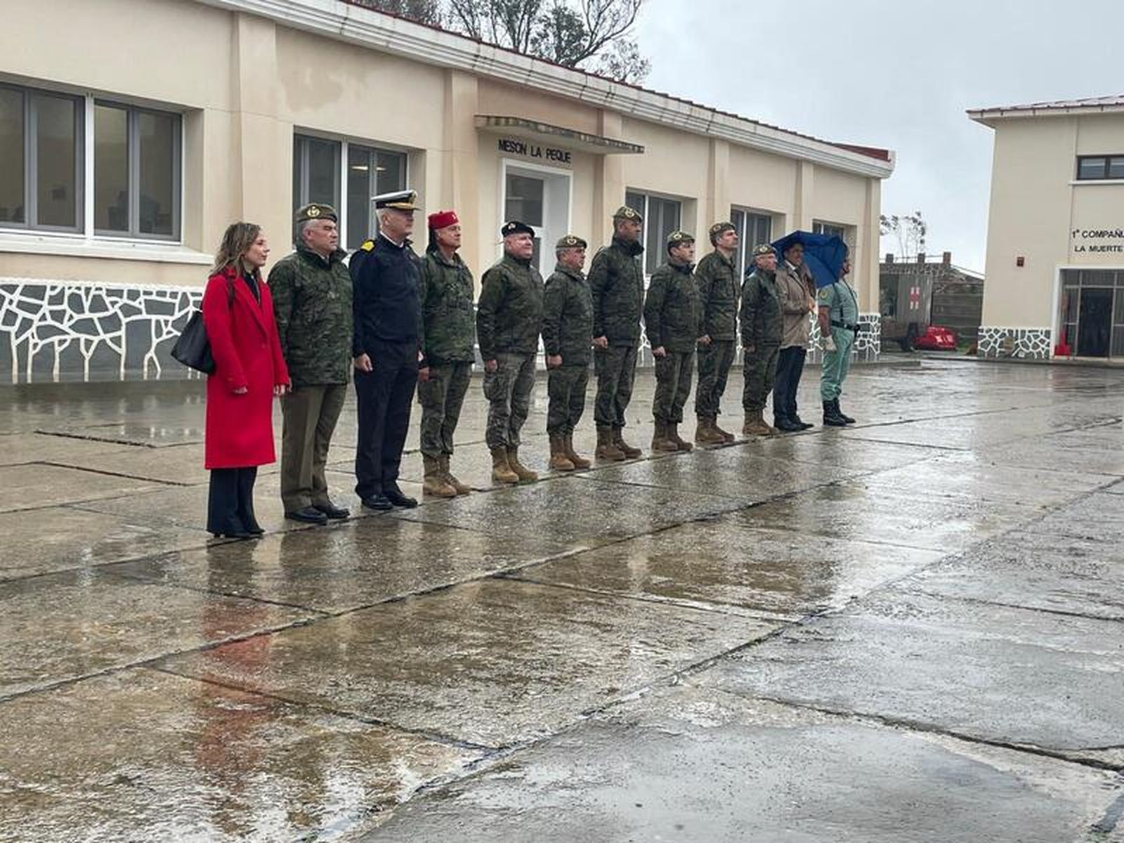 Espera de las autoridades a la llegada de la ministra de Defensa al Acuartelamiento García Aldave. / FOTO REDUAN