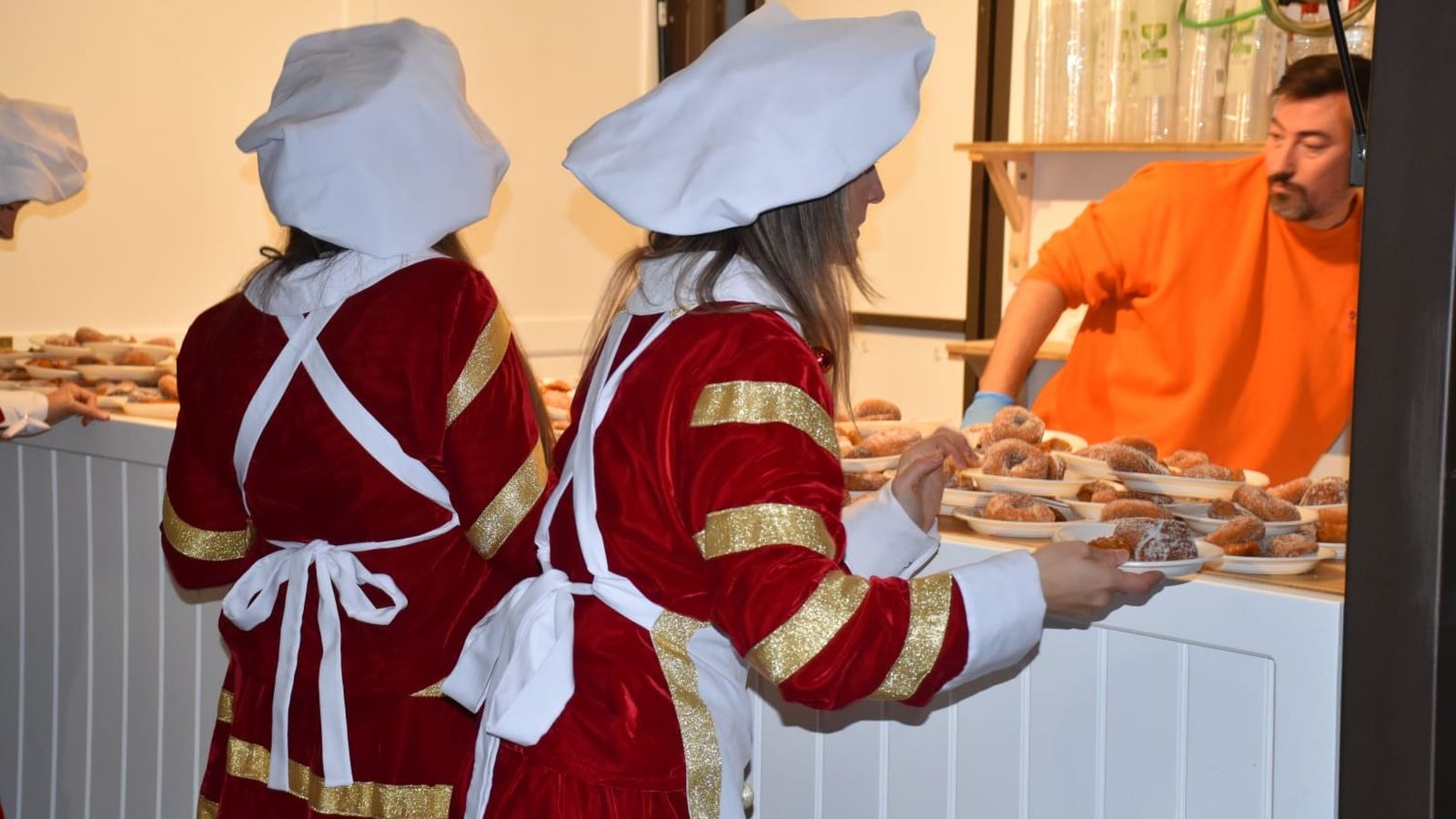 Tarde mágica y llena de ilusión en la plaza Nelson Mandela con la Casa de Papa Noel y 'La Polvoroná'