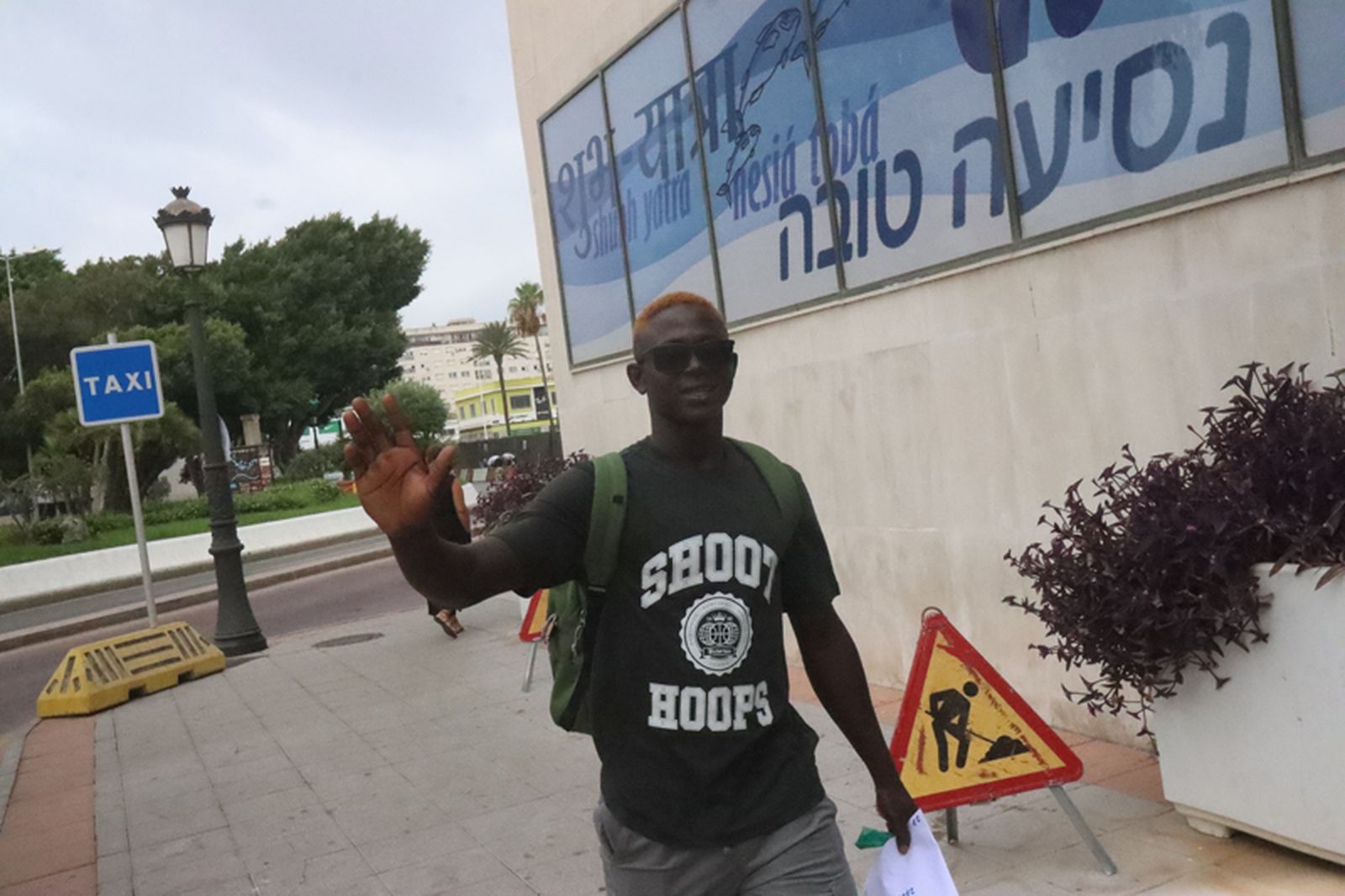 Un joven subsahariano a su llegada a la Estación Marítima. / FOTO REDUAN