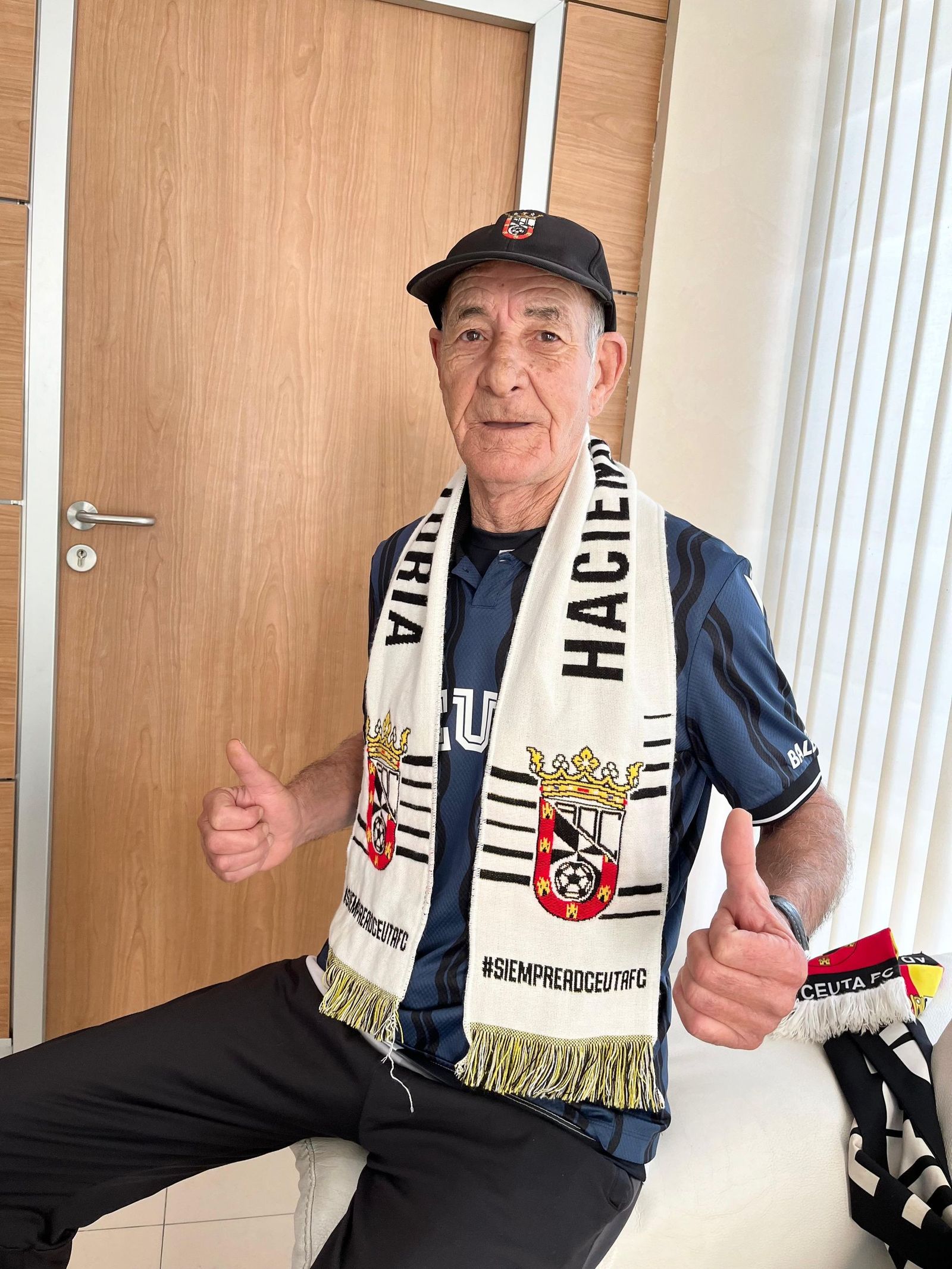 Mohamed Ali Layachi, conocido en la grada como ‘El Rubio’, sostiene su pasión por el AD Ceuta FC con la fuerza de quien ha hecho del fútbol una forma de vida.