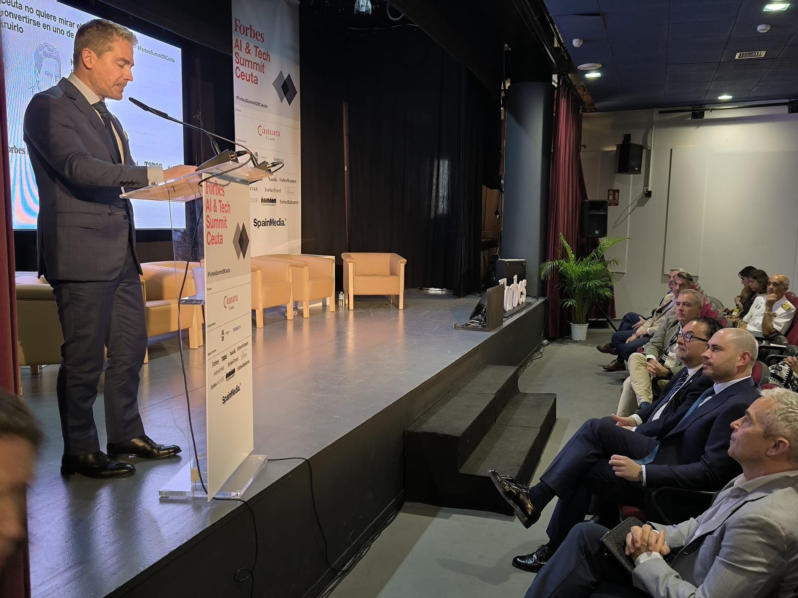 El presidente de la Cámara de Comercio, Karim Bulaix, clausura las jornadas
