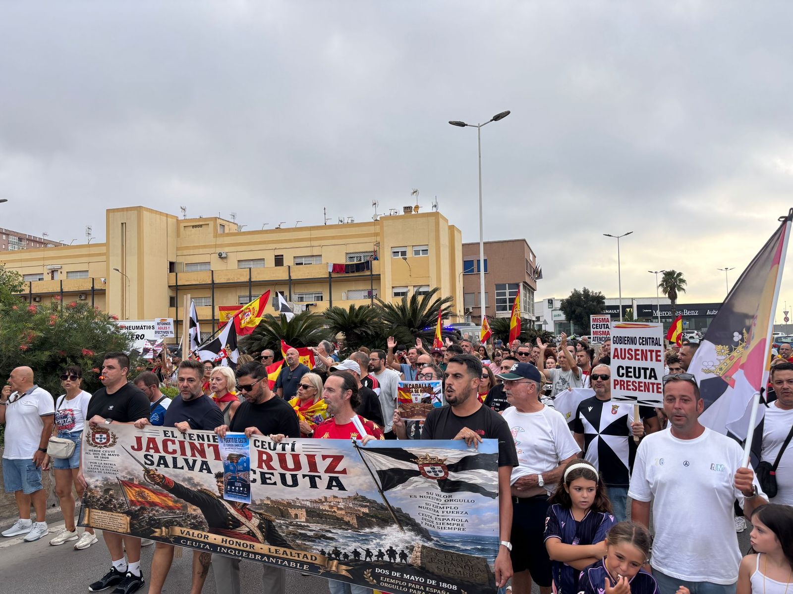 Imagen de la manifestación realizada por los vecinos del JOP y Parques de Ceuta este viernes