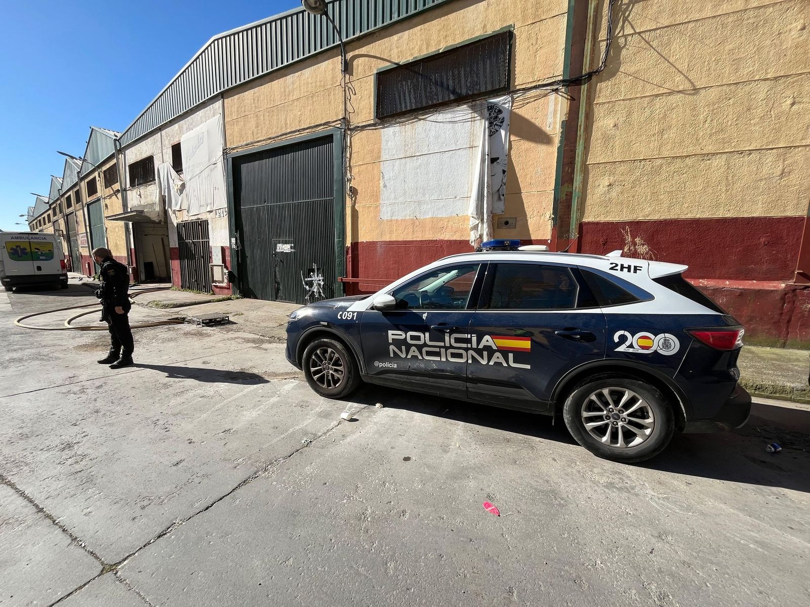 La Policía Nacional junto a la nave donde se encuentra el narcotúnel