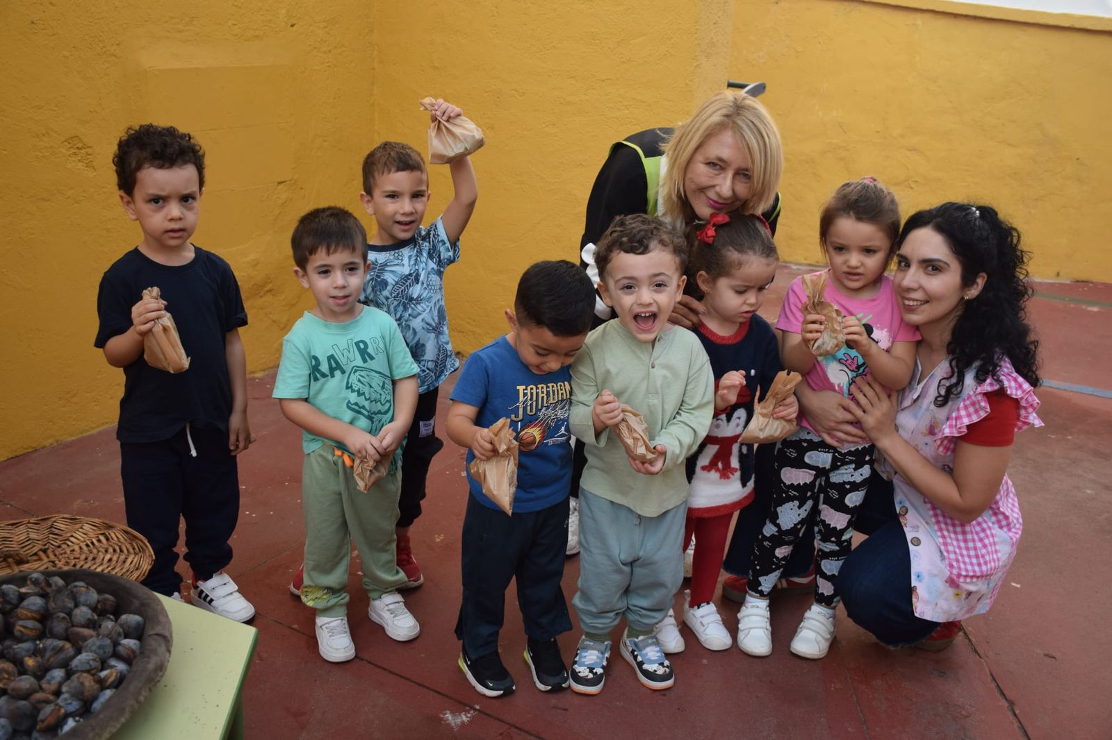 FOTGALERÍA | El Castañero visita el CEIP Ortega y Gasset y continúa su ruta por varios colegios de Ceuta