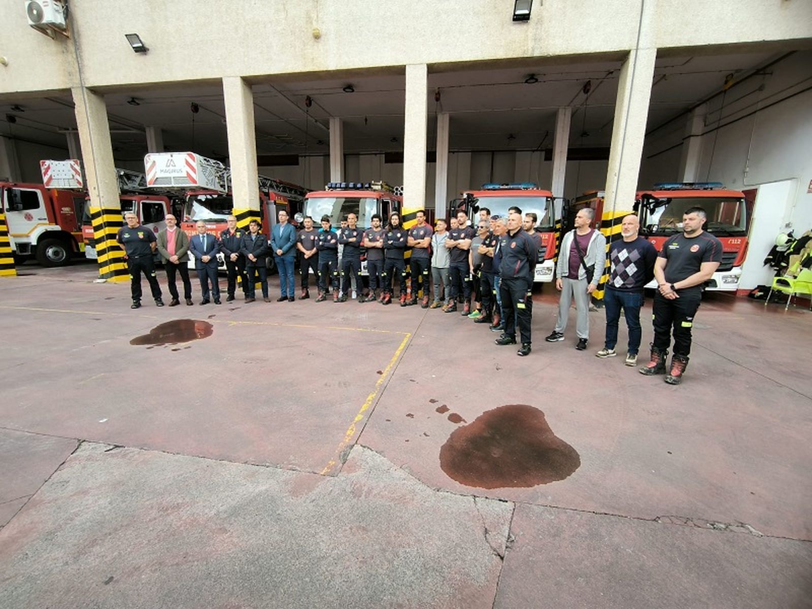 Minuto de silencio por la muerte de dos bomberos en Alcorcón en acto de servicio. / FOTO NICOL'S