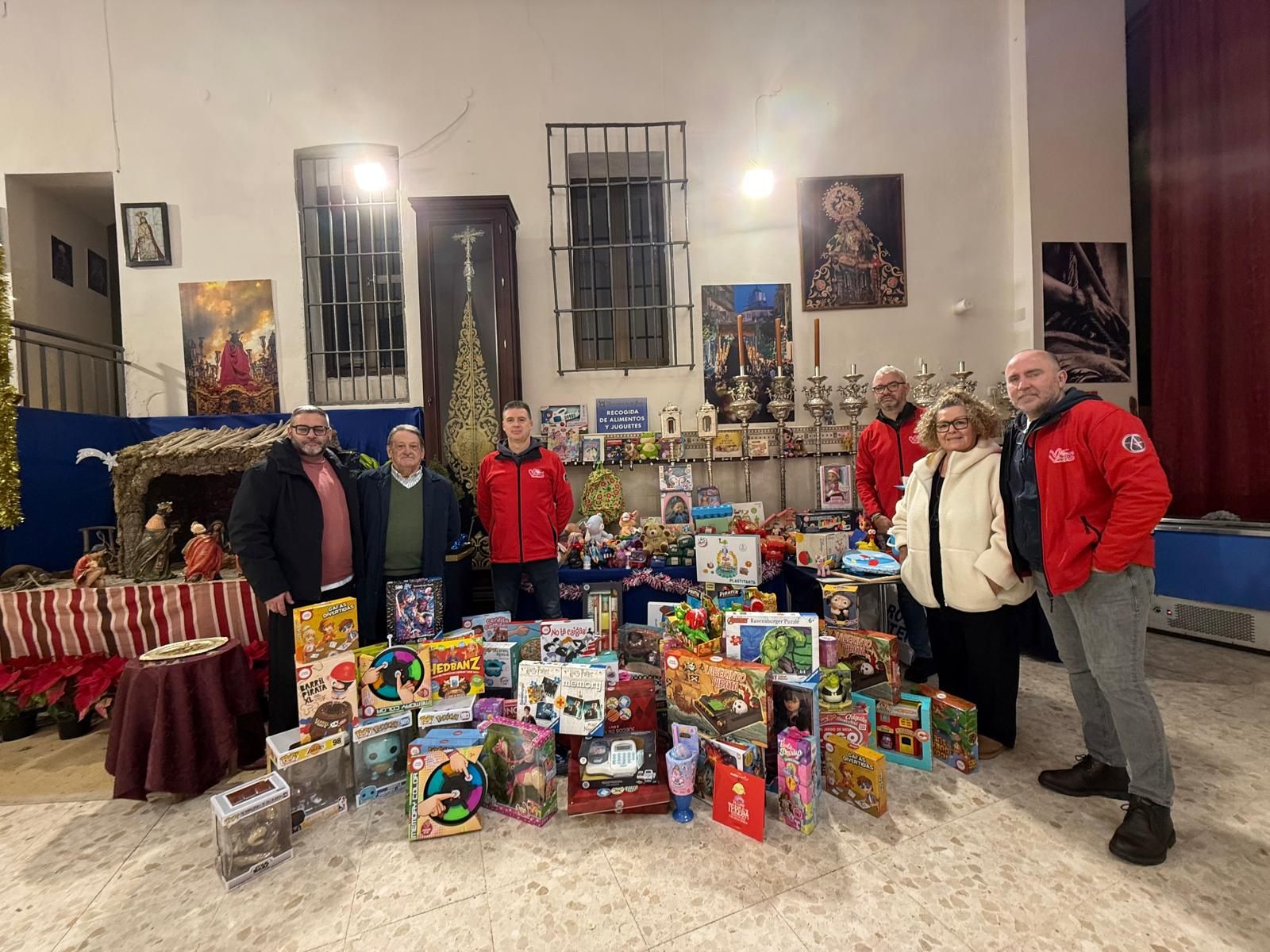 Miembros de la Asociación Fotógrafos Solidarios junto a Galindo y los juguetes entregados