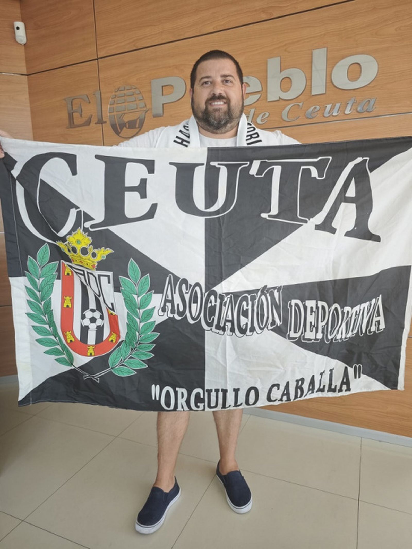Javier García Beneroso, jugador nº 12 para el partido AD Ceuta FC - Sporting de Gijón, posa con su bandera de orgullo caballa. FOTO RINCÓN Javier García Beneroso, jugador nº 12 para el partido AD Ceuta FC - Sporting de Gijón, posa con su bandera de orgullo caballa. FOTO RINCÓN