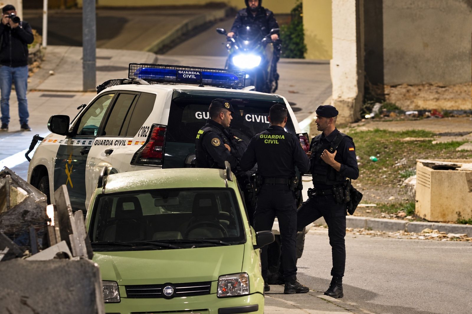 La Guardia Civil actua contra una ONG que repartía espray pimienta a los inmigrantes