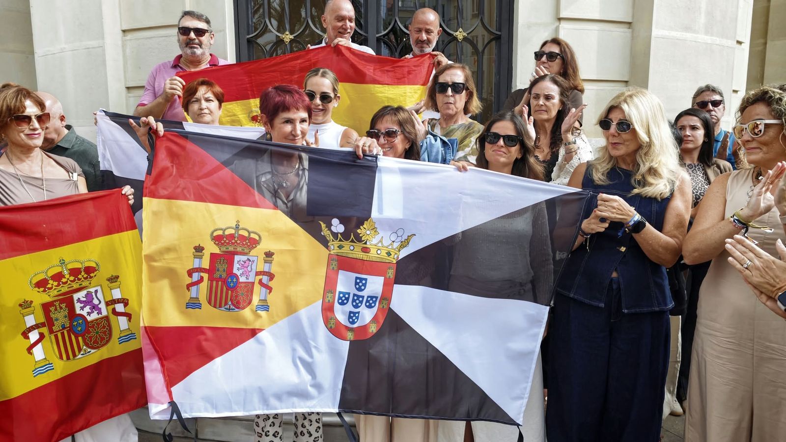 Concentración de funcionarios a las puertas del Palacio Autónomico contra la falta de soluciones tras la entrada masiva