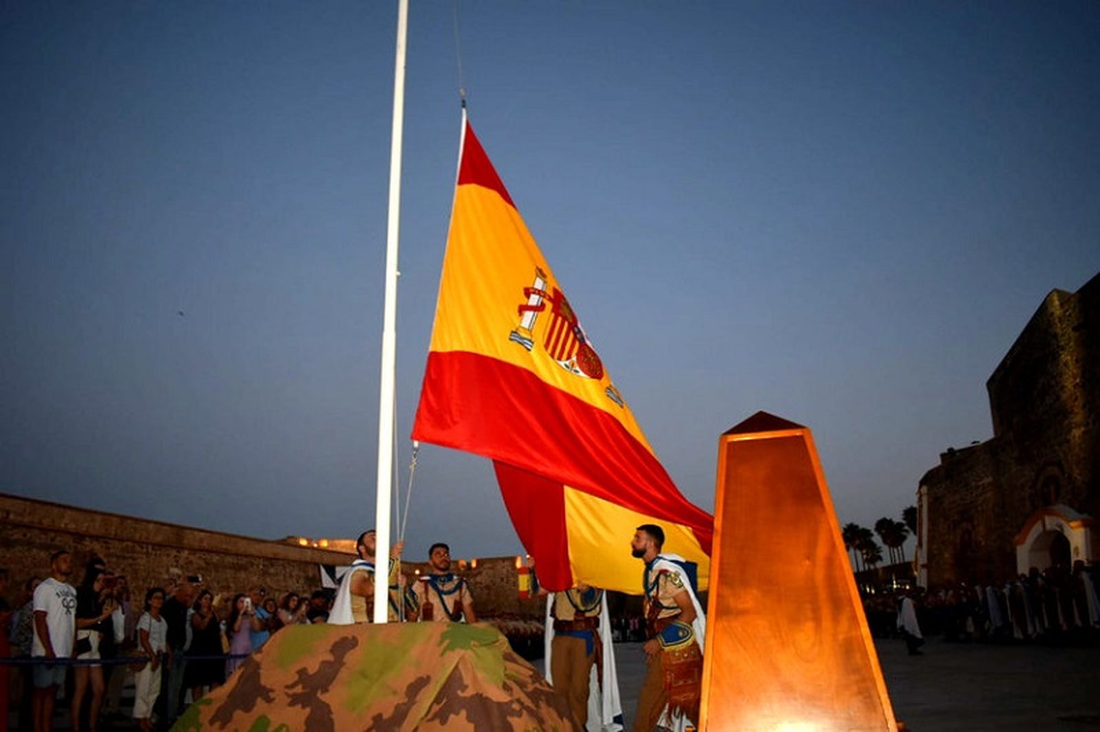 9679_izado-bandera