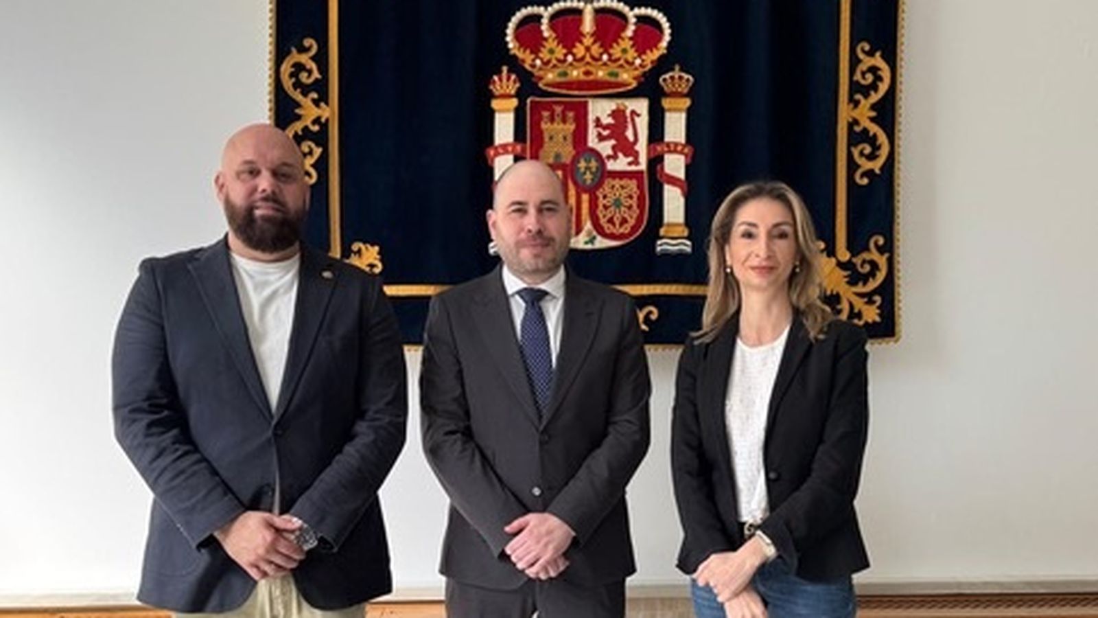 Los sindicalistas posan junto al delegado