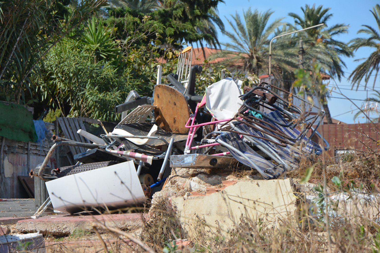 Residuos y mobiliario recogidos este jueves por los verticales. / FOTO J.I.M.
