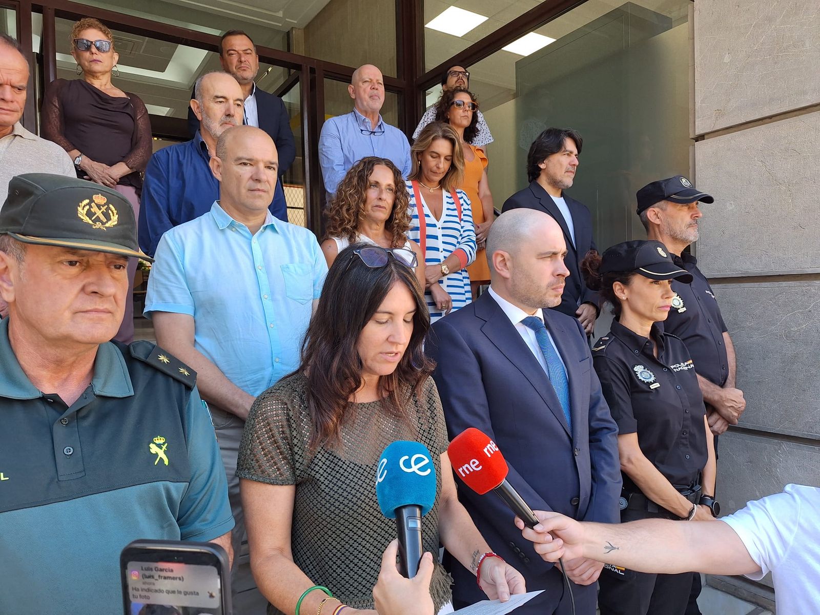 Representantes de la Delegación del Gobierno durante el minuto de silencio guardado en honor a la última víctima de la violencia machista en España