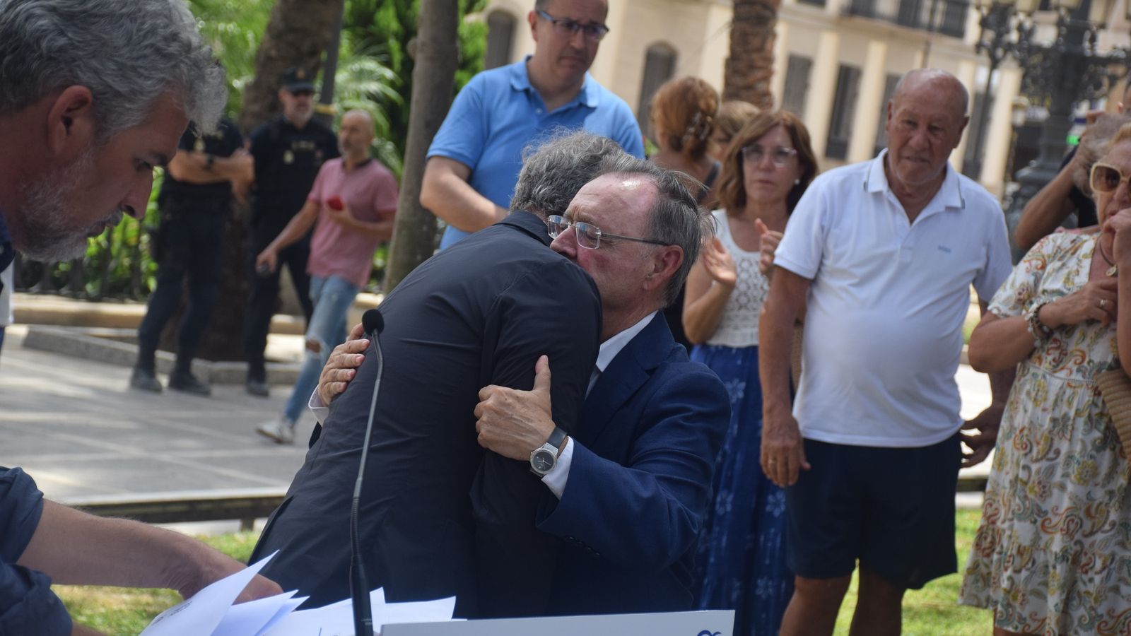 Abrazo entre Vivas y Feijóo.