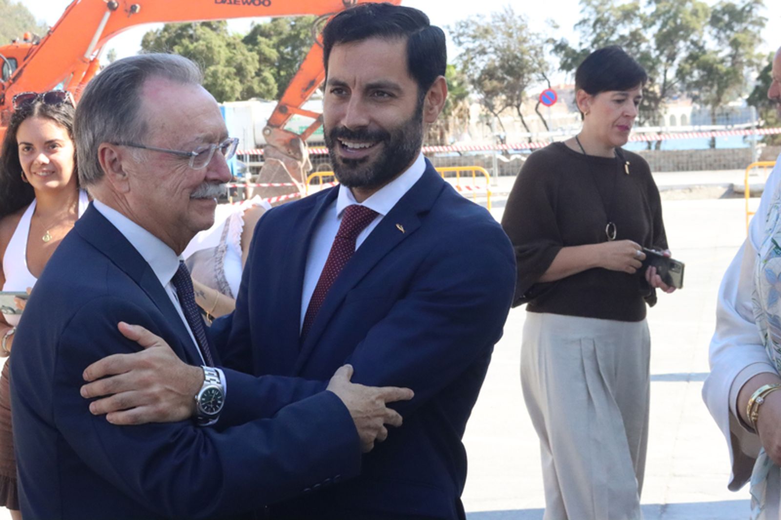 El presidente de Ceuta saluda al consejero de Fomento, Rafael Peñalver