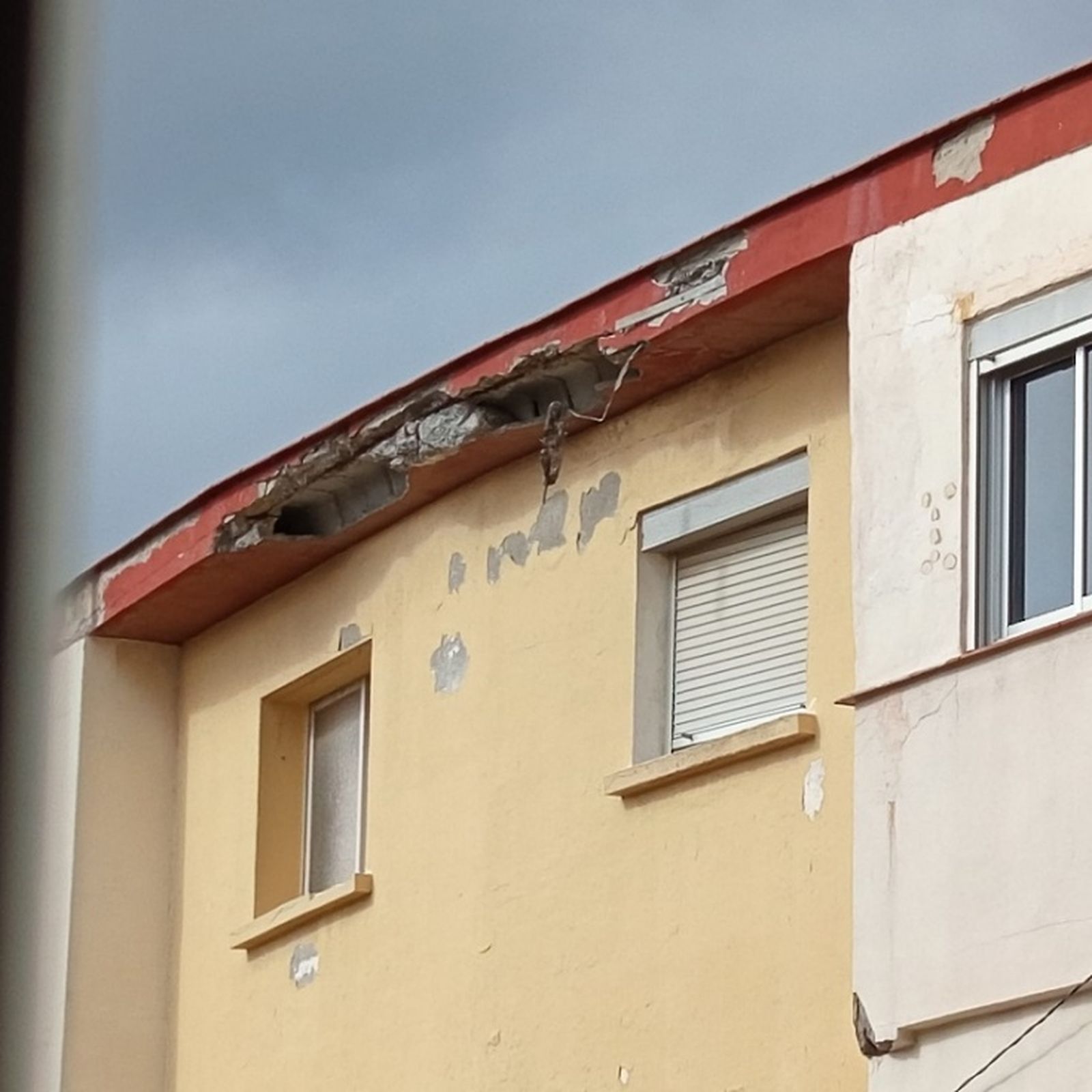 La fachada destrozada por el temporal. / FOTO CEDIDA