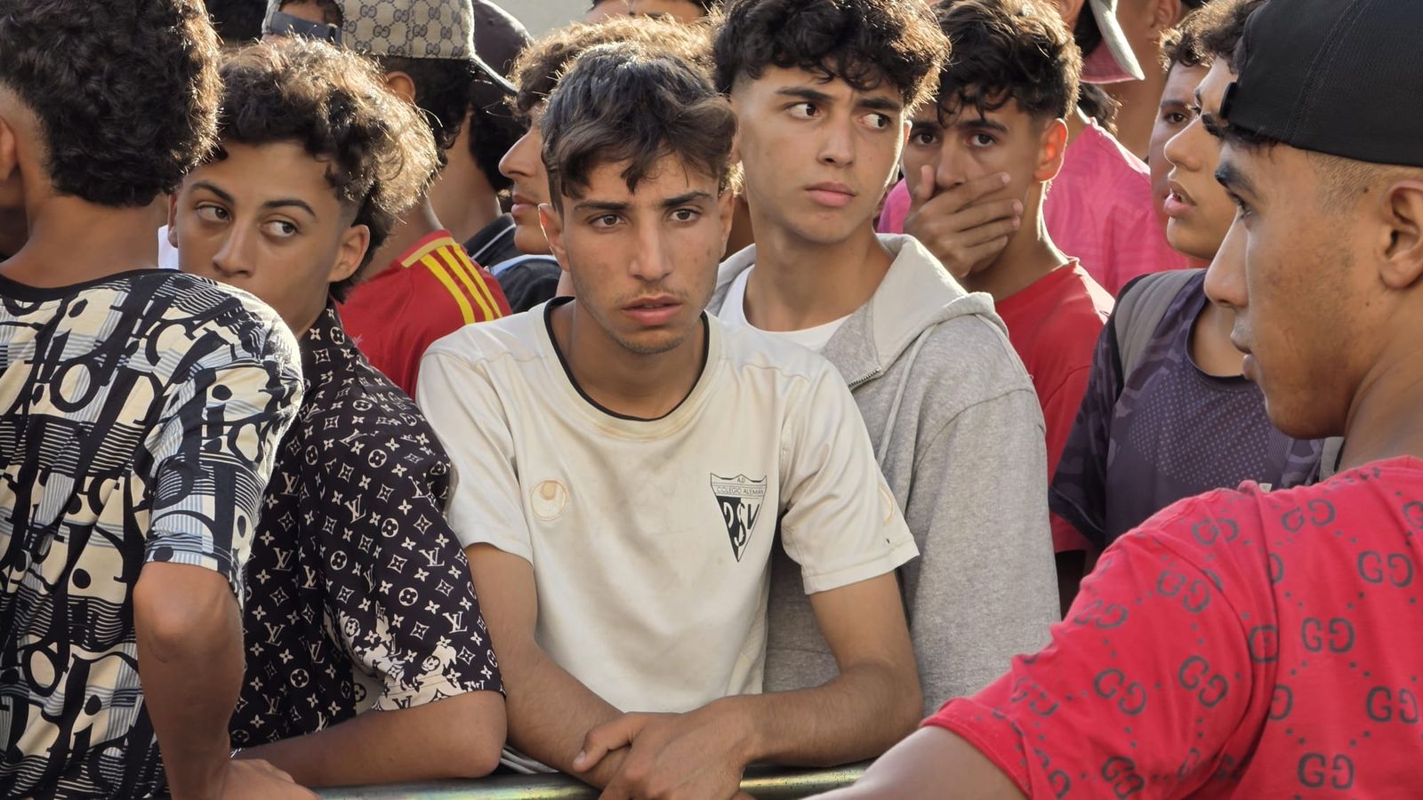 Centenares de migrantes hacen cola a las puertas de la Policía Nacional para su filiación