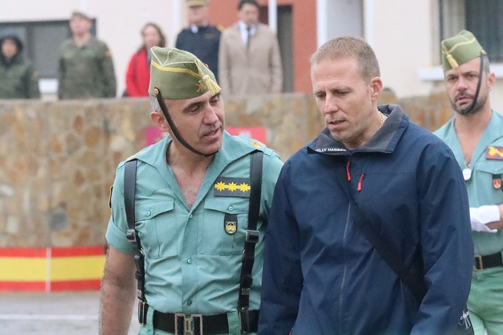 El cabo primero Peña se dirige a entregar una corona de flores al Cristo. / FOTO REDUAN
