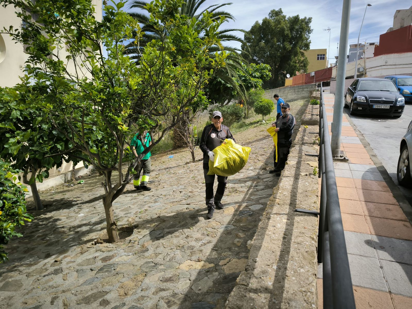 La Ciudad actúa tras las denuncias vecinales y limpia la vaguada de Miramar Alto
