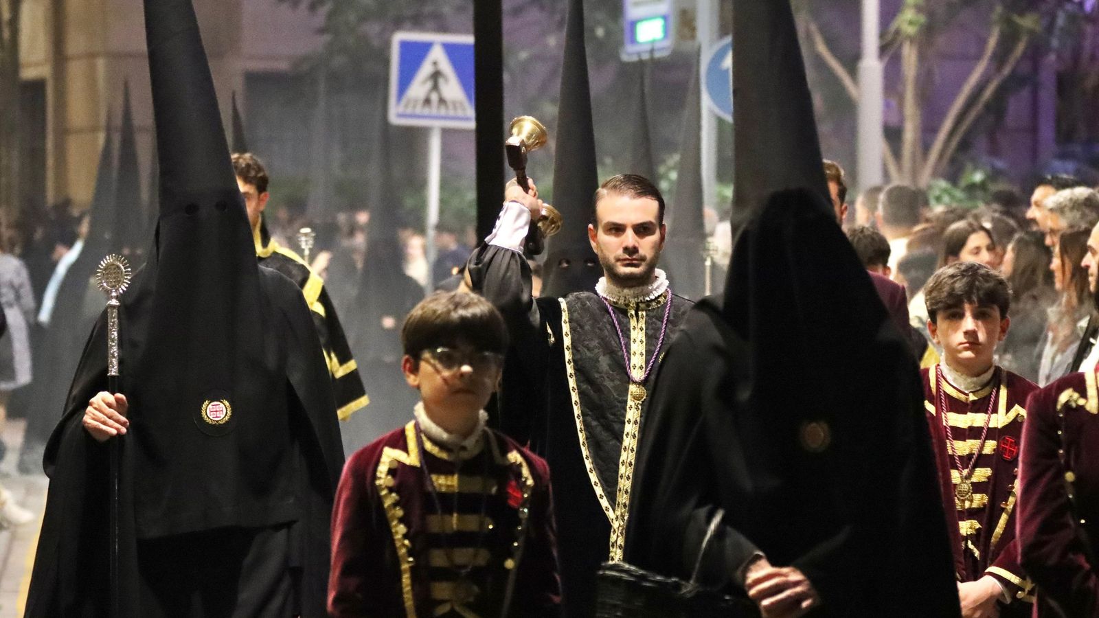 Respeto y devoción en un cortejo brillante, organizado y de máxima coordinación