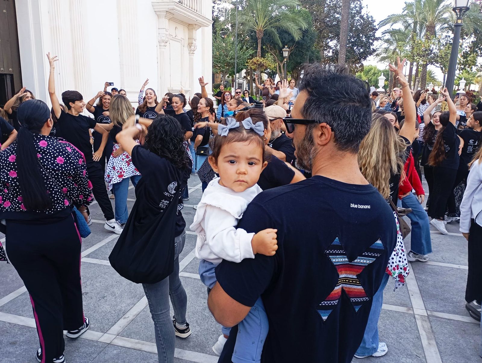 Un "abrazo" con la Patrona para acabar el encuentro entre academias Un "abrazo" con la Patrona para acabar el encuentro entre academias