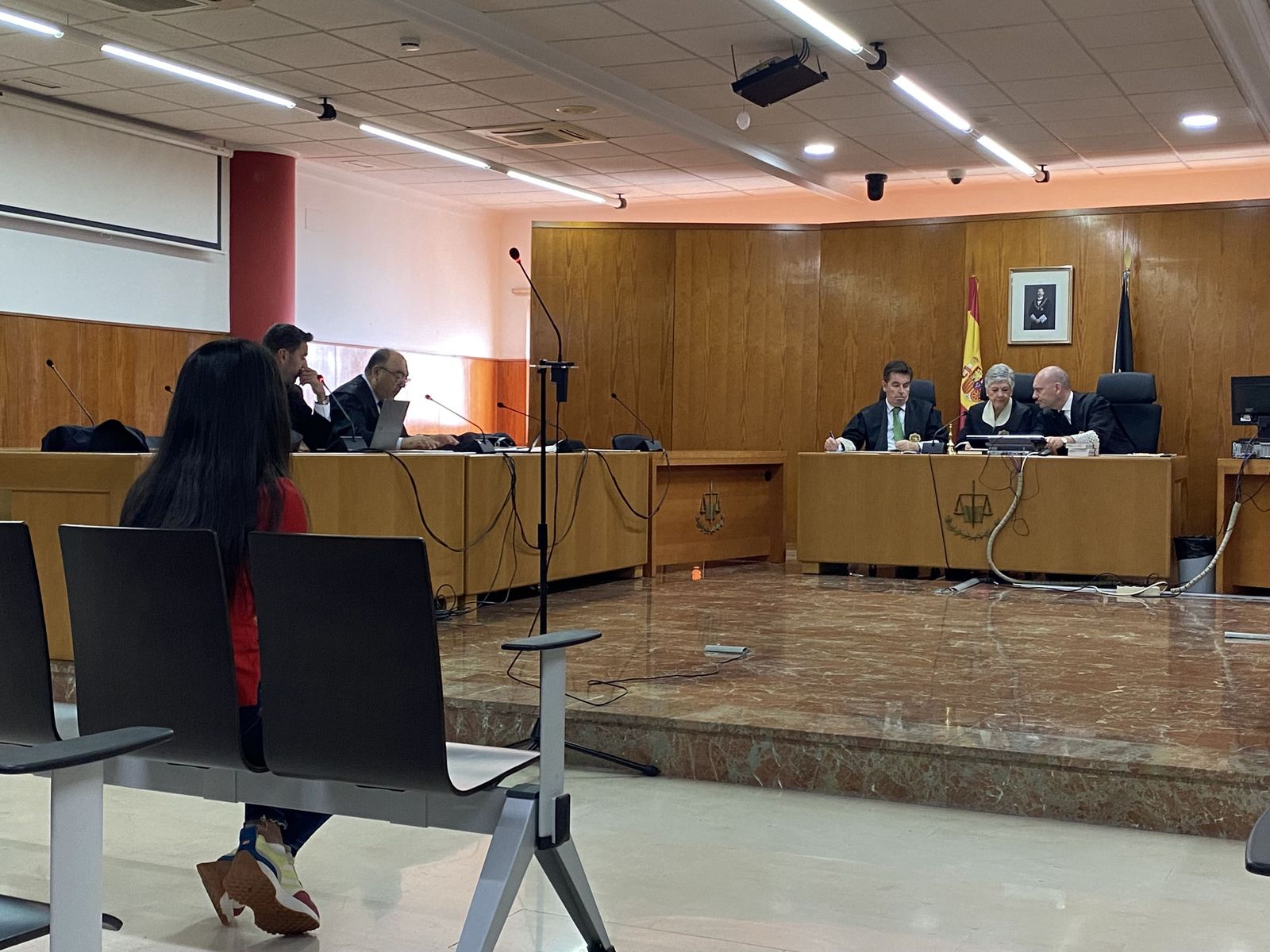 La acusada, sentada en el banquillo.