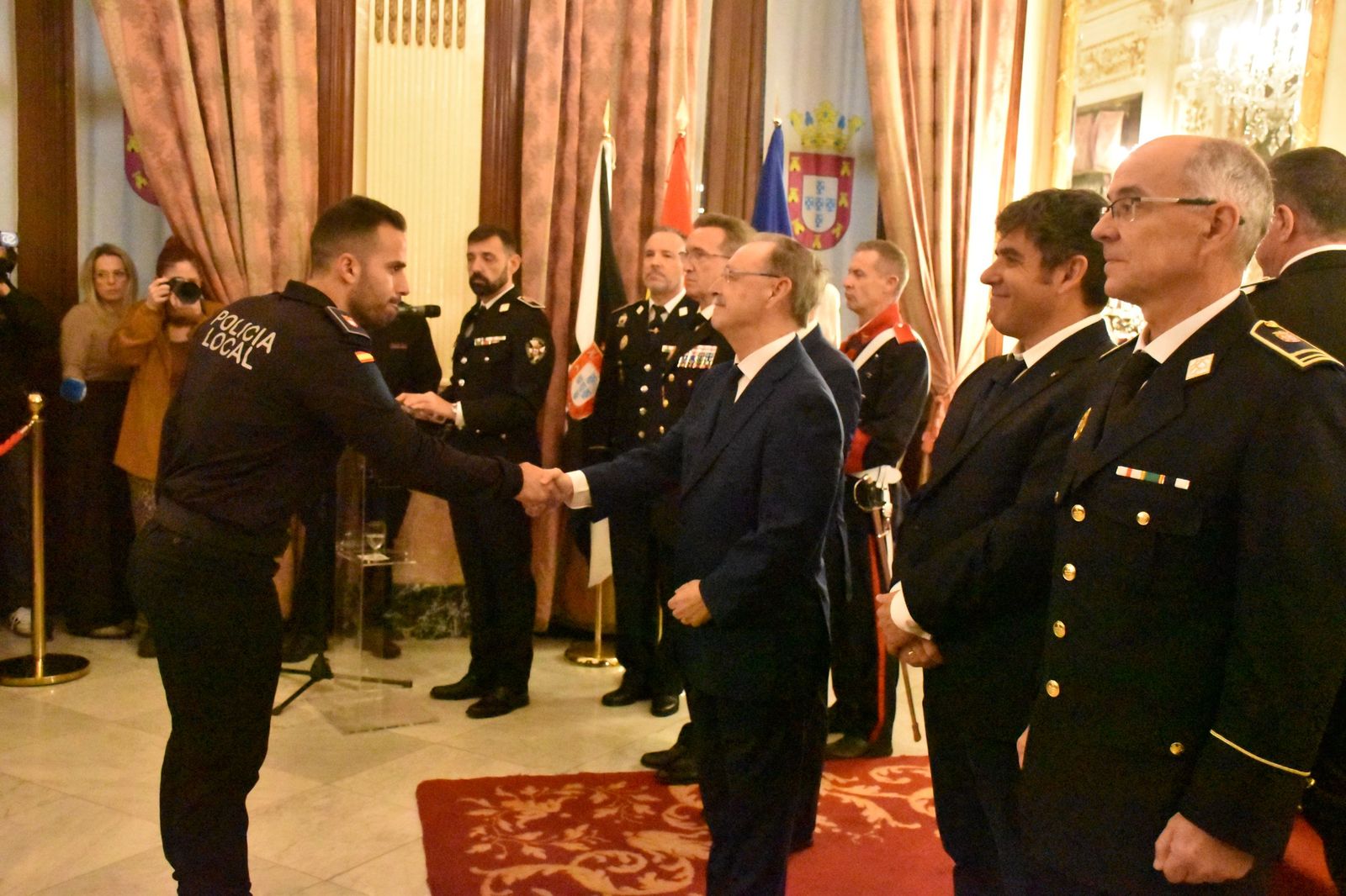 La toma de posesión de los 15 nuevos policías locales, en imágenes