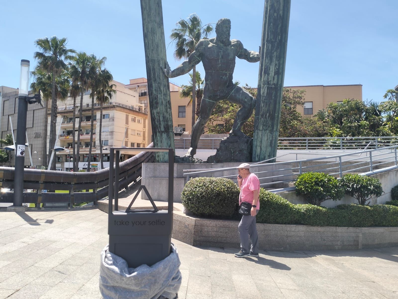 Punto fotográfico ubicado frente a la estatua de Hércules