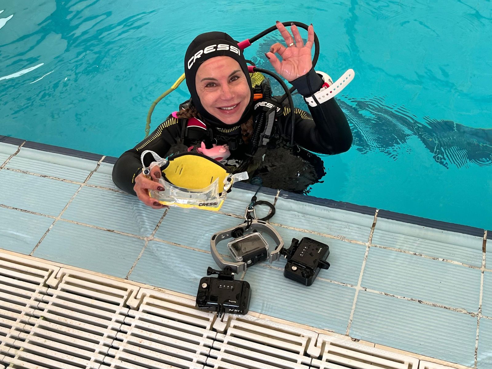 Más de 70 mujeres se sumergen en Ceuta en un bautismo de buceo para celebrar el 8M